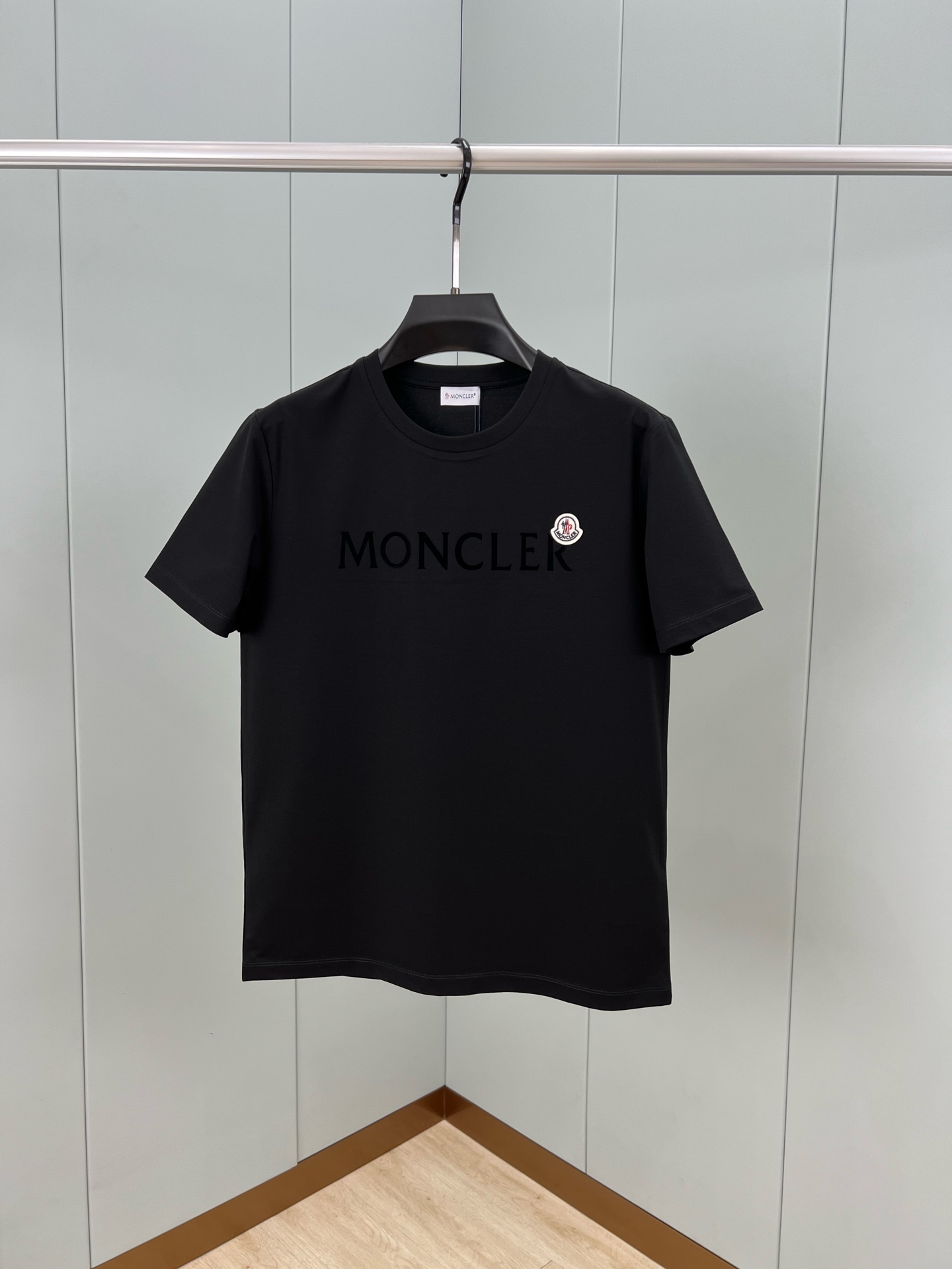 NO:479736,Moncler Spring and summer men's clothing front decoration brand letter flocking logo short-sleeved T-shirt, the letters on the chest are flocked printed and classic felt embroidered seal logo to show the brand recognition, customized high-strength 80 double mercerized cotton fabric, the upper body is comfortable and breathable, the fabric is delicate and slightly elastic; black and white M-4XL, T-shirt,tees, t-shirt,alexander wang19860909Moncler 春夏男装正面饰品牌字母植绒logo短袖T恤,胸前字母由植绒印花设计加以经典毡艺刺绣章仔徽标彰显品牌辨识度,定制高支高密80支双丝光棉面料,上身舒适透气、面料细腻微弹；黑色 白色 M-4XL,,T-shirt,tees，t-shirt,alexander wang,Men's clothing
