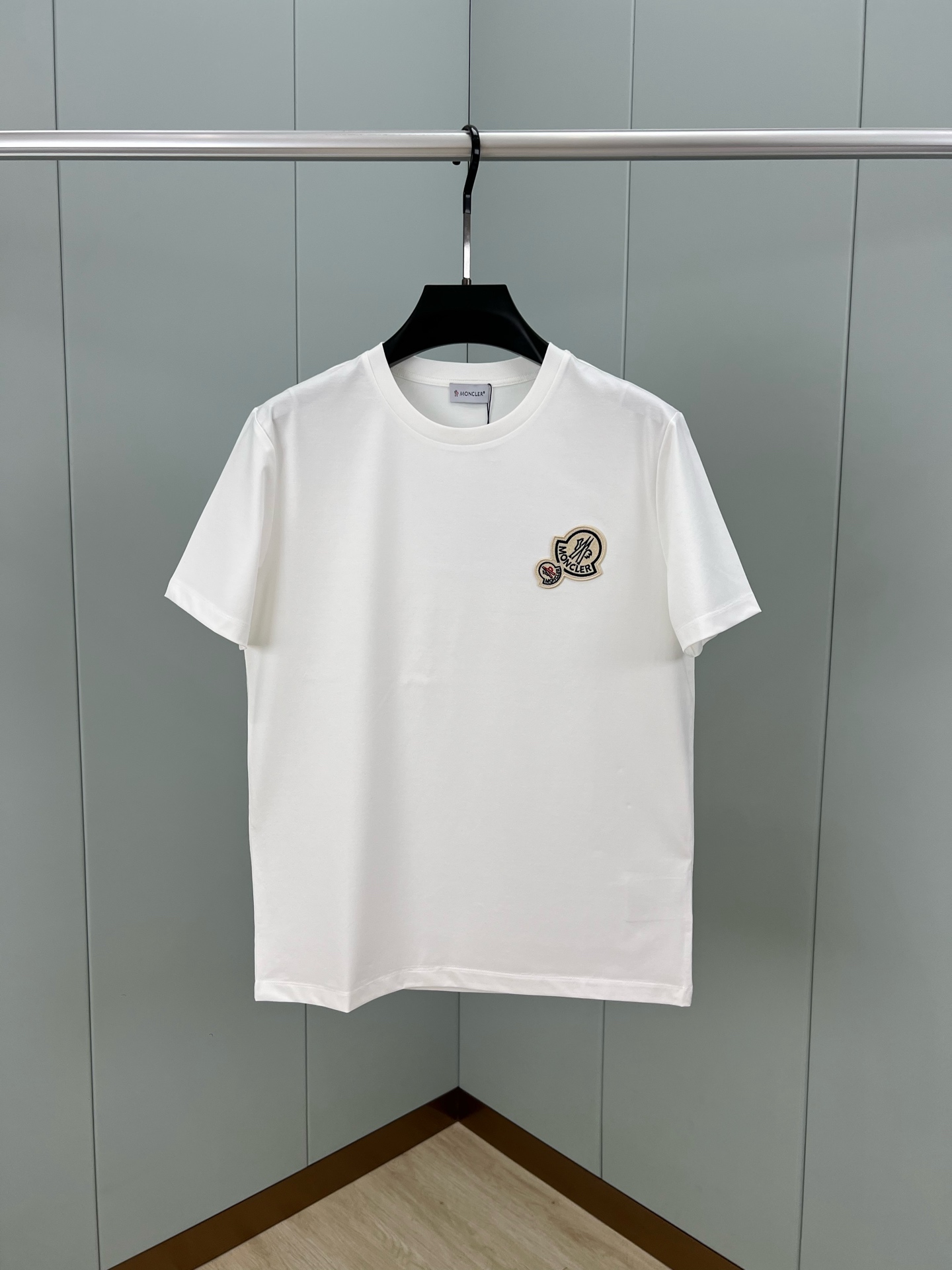NO:479750,Moncler Spring and summer men's double-standard embroidered logo round neck short-sleeved T-shirt, front decoration double logo three-dimensional embroidery brand elements show brand recognition, minimalist style design is very versatile, customized high-end high-density 80 double mercerized cotton fabric, comfortable and breathable upper body, delicate and slightly elastic fabric; black white M-4XL, T-shirt,tees, t-shirt,alexander wang19860909Moncler 春夏男士双标刺绣标识圆领短袖T恤,正面装饰双徽标立体刺绣品牌元素彰显品牌辨识度,极简风格设计透非常百搭的一款单品,定制高支高密80支双丝光棉面料,上身舒适透气、面料细腻微弹；黑色 白色M-4XL,,T-shirt,tees，t-shirt,alexander wang,Men's clothing
