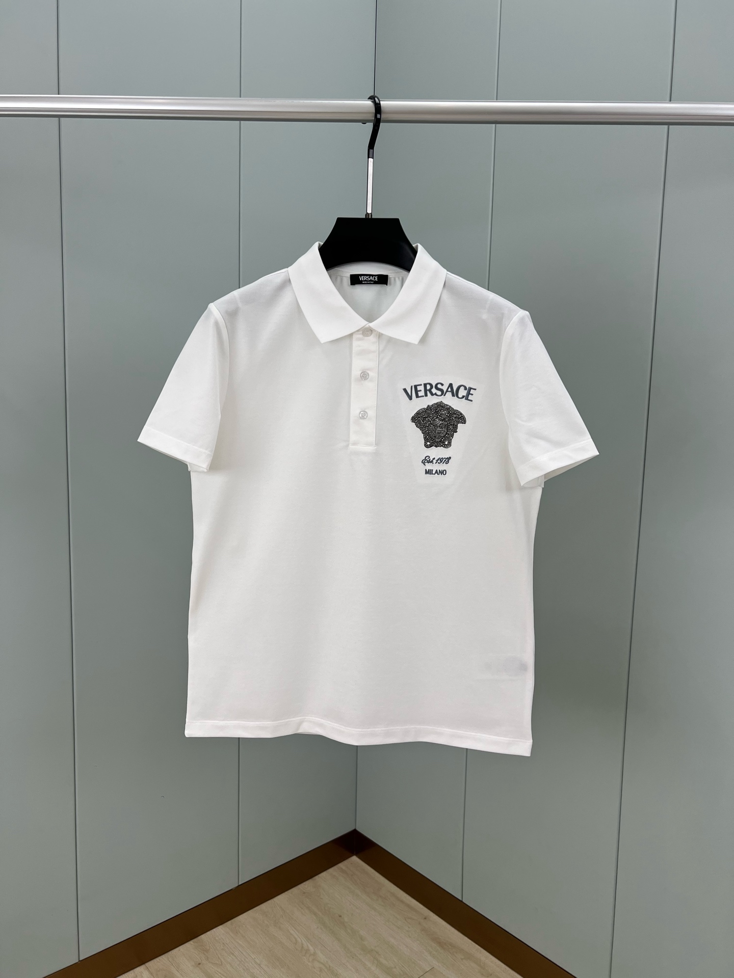 NO:151674,Versace 25 spring and summer new embroidered crystal MEDUSA MILANO logo polo shirt, three-button placket on the neckline, crystal embroidered Medusa embroidered Versace logo on the front, and the brand founding year 1978. Customized 60 double mercerated bead floor cotton fabric; black and white M~XXXL., versace, alexander wang19860909Versace 25春夏新品刺绣水晶MEDUSA MILANO标识Polo衫,领口饰有三扣门襟,正面饰有水晶装饰的Medusa刺绣Versace Logo以及品牌创立年份1978.定制60支双丝光珠地棉面料；黑色 白色 M～XXXL.,,versace,alexander wang,Men's clothing