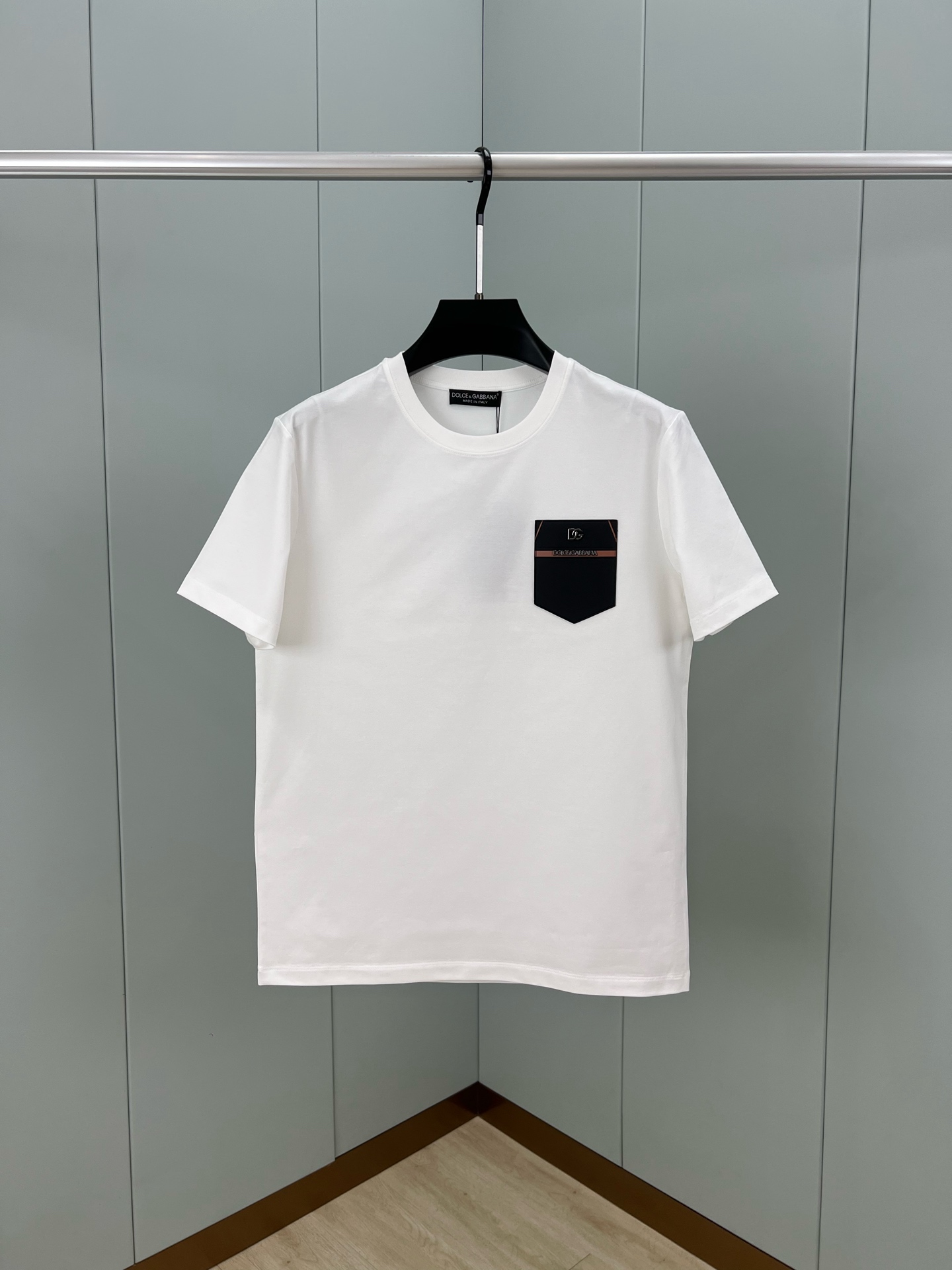 NO:151668,Dolce&Gabbana 25 spring and summer new patch bag leather brand   metal brand English logo short-sleeved T-shirt, wardrobe model single product interprets the brand's iconic style, injecting new ideas into men's wardrobe. It uses customized 80 double-strand mercerized cotton fabric; black and white S~XXXL (customized 4XL and 5XL)., Dolce&Gabbana, T-shirt,tees, t-shirt,alexander wang19860909Dolce&Gabbana 25春夏新品贴袋皮牌 金属品牌英文标识短袖T恤,衣橱典范单品演绎品牌标志性风格,为男士衣橱注入新意.采用定制80支双股丝光棉面料；黑色 白色 S～XXXL（可定制4XL、5XL）.,,Dolce&Gabbana,T-shirt,tees，t-shirt,alexander wang,Men's clothing