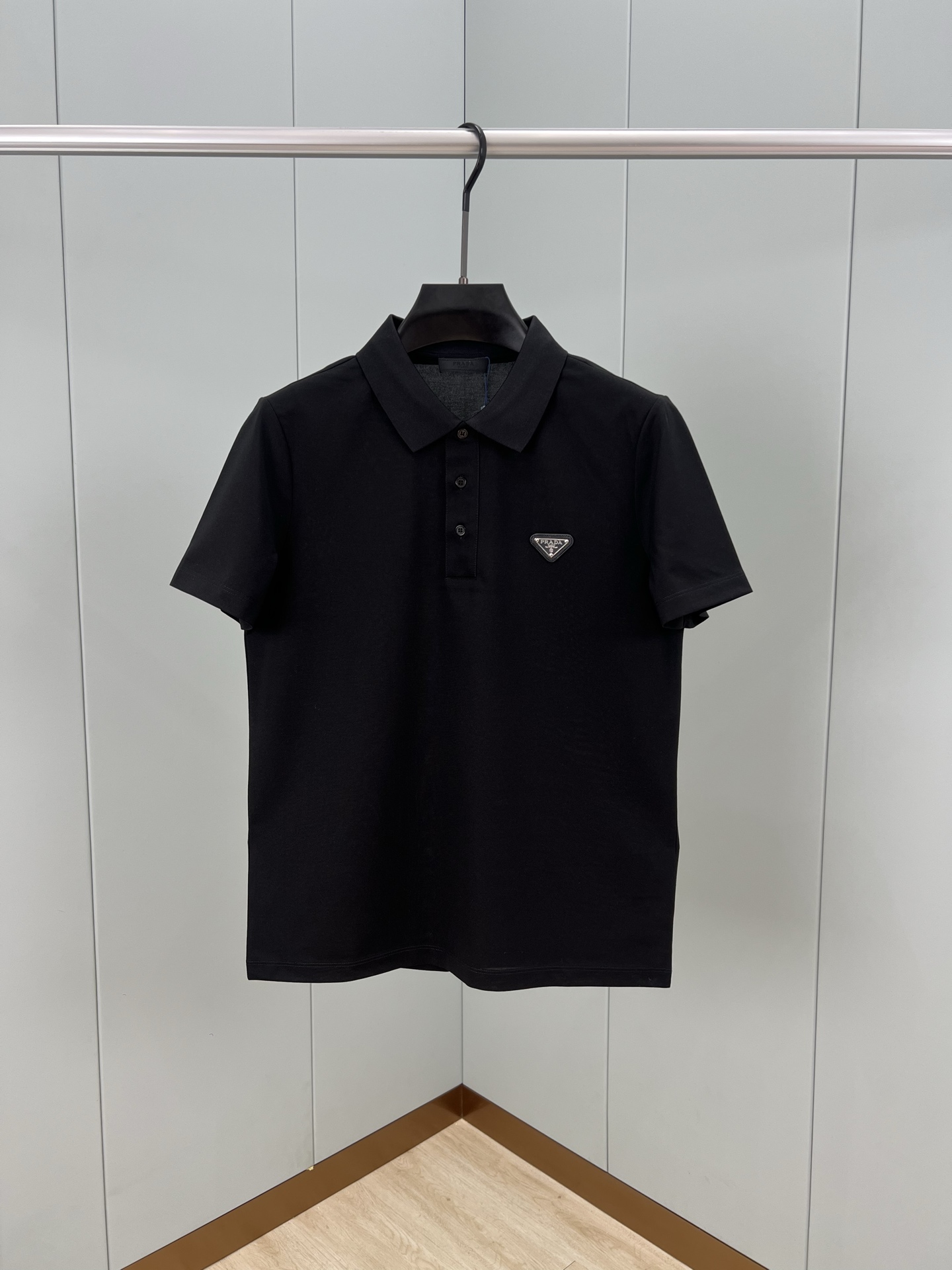 NO:429090,Prada.Prada Spring and summer classic enameled triangle metal logo Polo shirt, with the front chest embellished enamel triangle metal logo added classic elements to the fashionable design and presented a must-have item in the wardrobe. Customized 60 double mercerated bead floor cotton fabric; black and white M~XXXL,,prada,prada,alexander wang19860909Prada.普拉达 春夏经典涂珐琅三角形金属徽标Polo衫,正面胸前缀饰涂珐琅三角形金属徽标为时尚设计增添经典元素,呈现衣橱必备单品.定制60支双丝光珠地棉面料；黑色 白色 M～XXXL,,prada,prada,alexander wang,Men's clothing