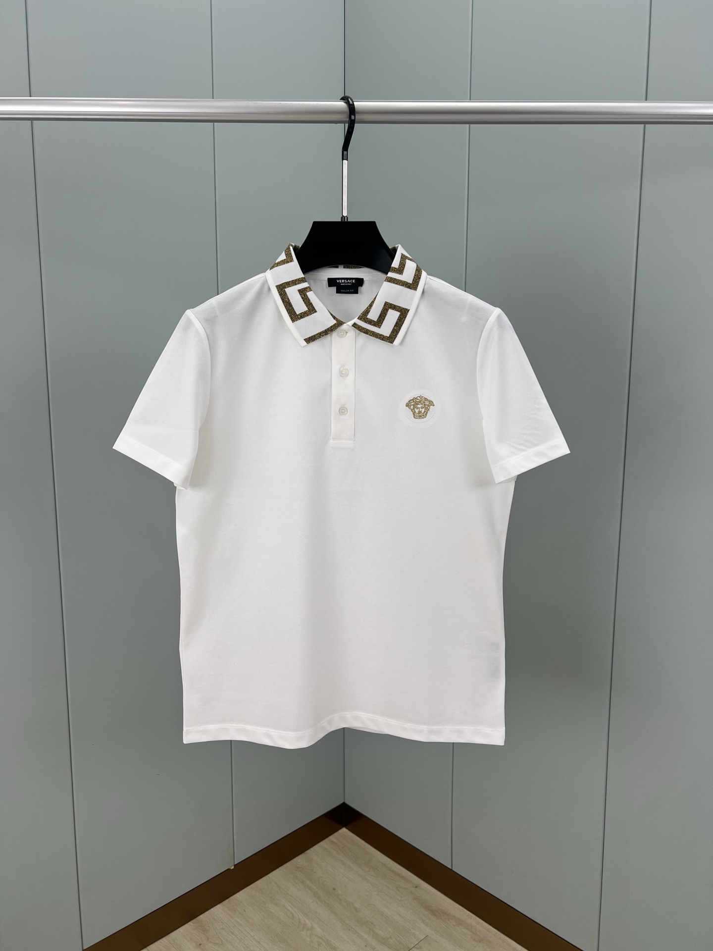 Versace 春夏男装衣领回宫纹提花+胸前饰金色刺绣美杜莎徽...