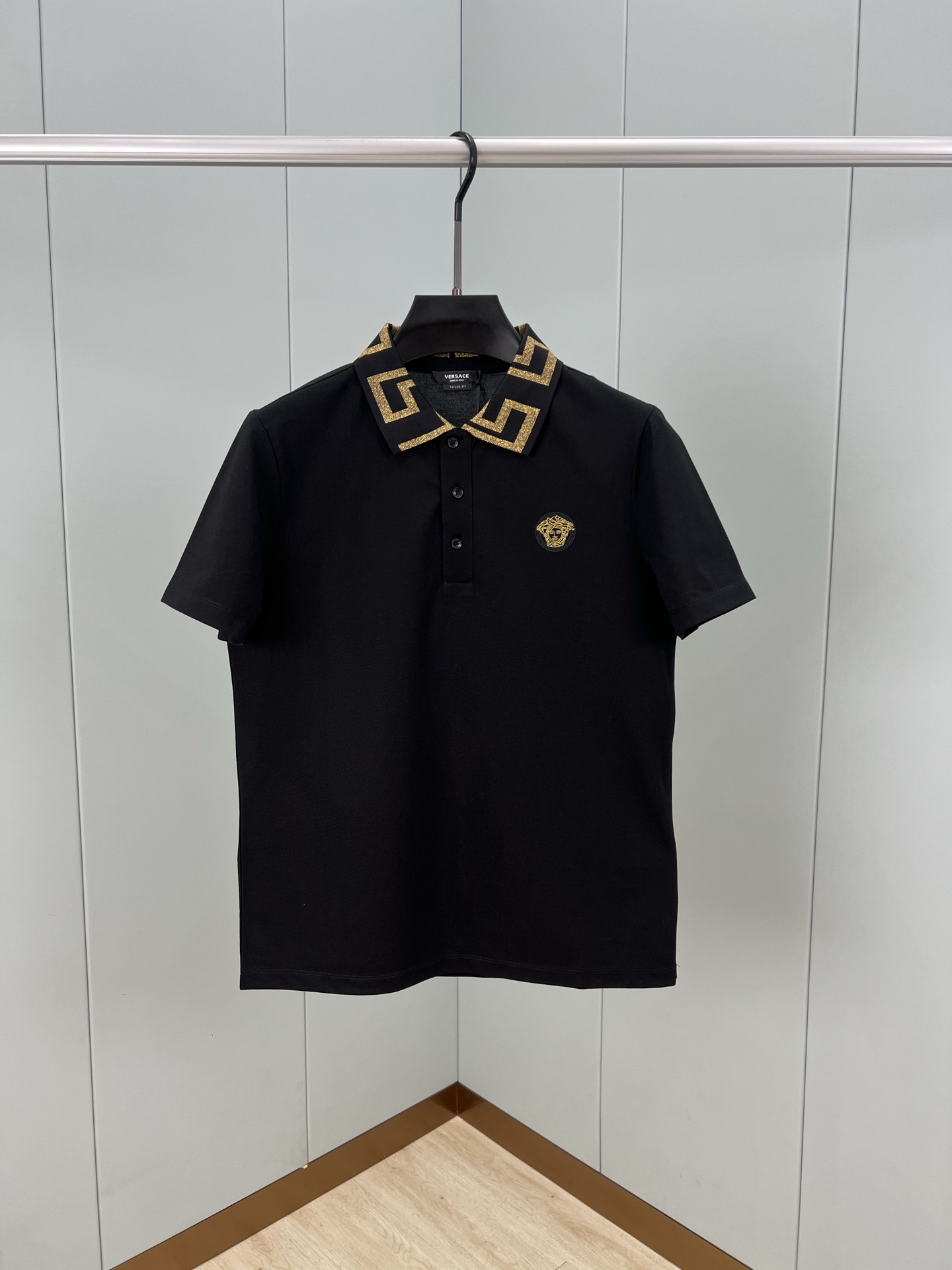 Versace 春夏男装衣领回宫纹提花+胸前饰金色刺绣美杜莎徽...