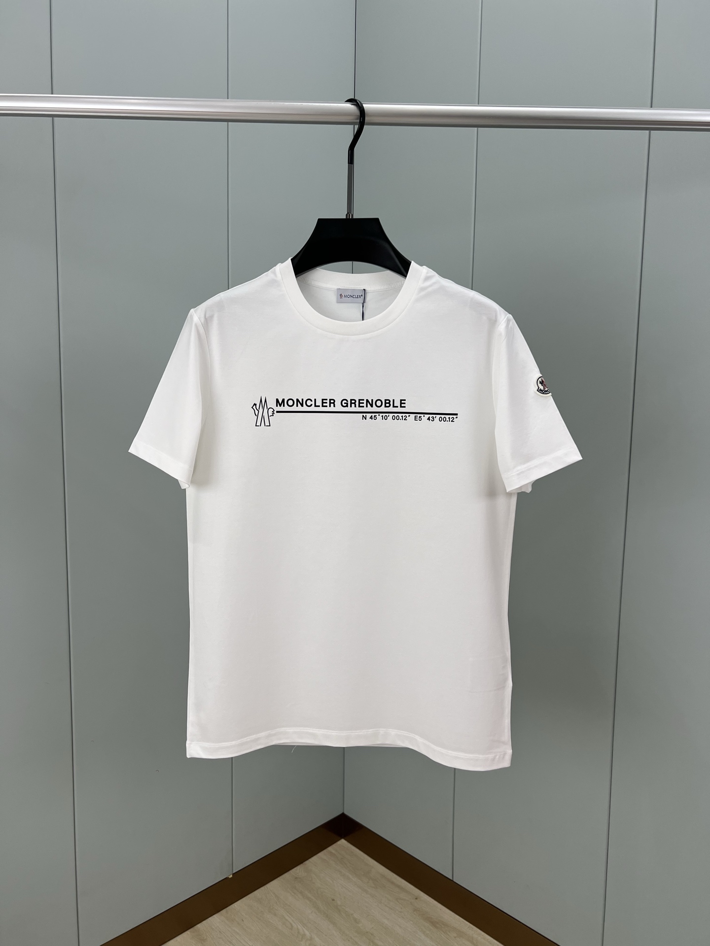 NO:832430,Moncler 25 spring and summer new product letter coordinate printed logo short-sleeved T-shirt, made of customized 80-count double-strand mercerized cotton fabric; black white M-4XL,, T-shirt, tees, t-shirt,19860909Moncler 25春夏新品字母坐标印花标识短袖T恤,采用定制80支双股丝光棉面料；黑色 白色M-4XL,,T-shirt,tees，t-shirt,,Men's clothing