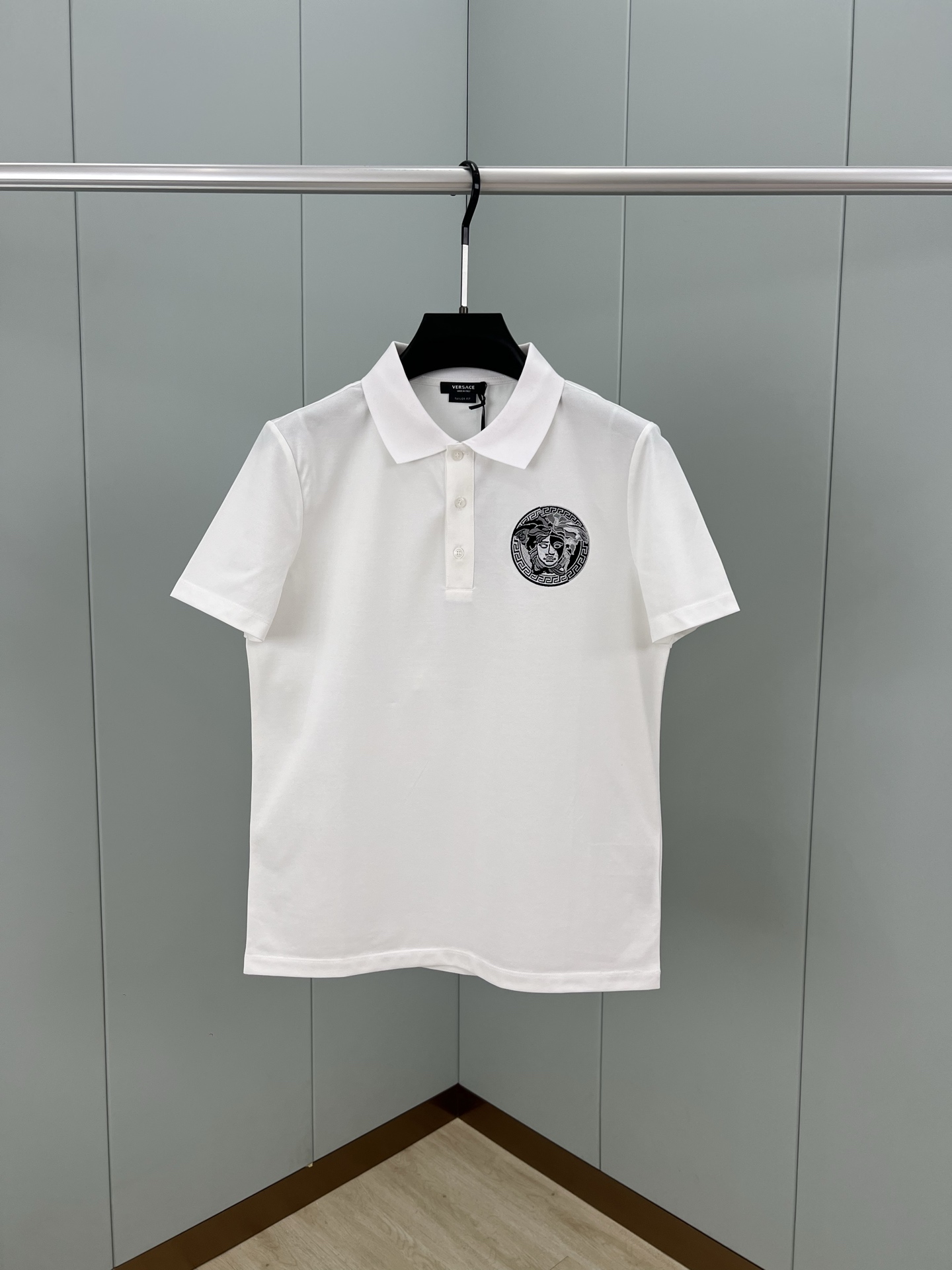 NO:125000,Versace spring and summer men's clothing front chest decoration Medusa embroidered logo polo shirt, same style as ZG, new season classic elements series decorative embroidery logo, smooth outline and exquisite embroidery thread, customized 60 double yarn mercerated bead floor cotton, bright luster and hanging sense; black and white S~XXXL, versace,alexander wang19860909Versace 春夏男装正面胸前饰美杜莎刺绣徽标polo衫,ZG同款,新季经典元素系列装饰刺绣标识,轮廓线条流畅、绣线精致,定制60支双纱丝光珠地棉,光泽明亮、有垂悬感；黑色 白色 S～XXXL,,versace,alexander wang,Men's clothing