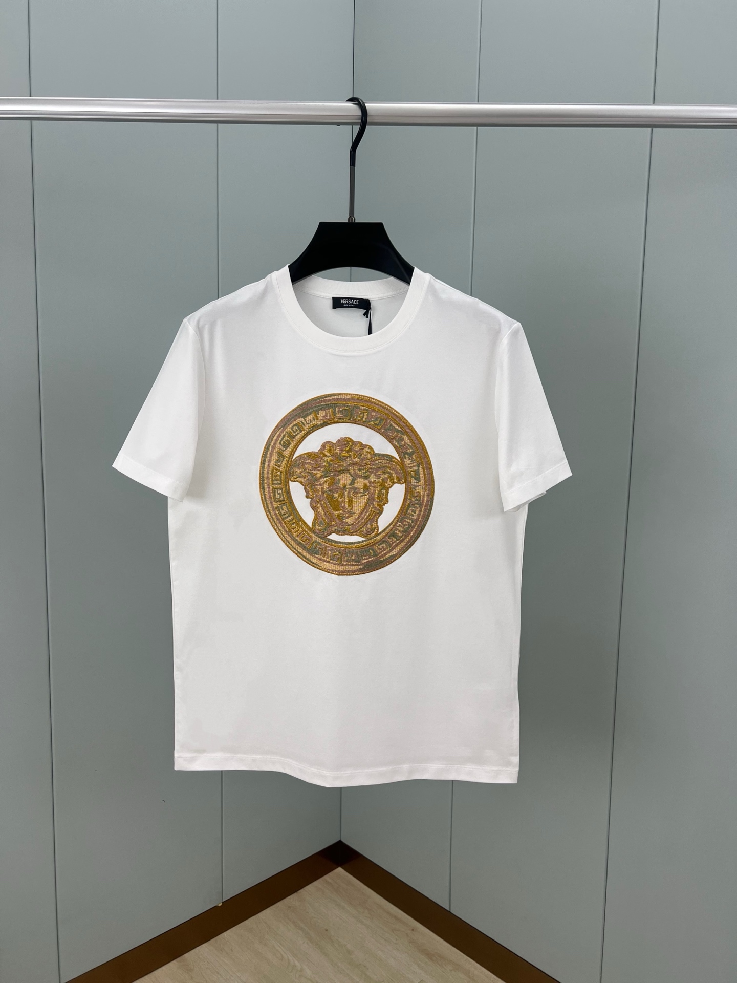 NO:124967,Versace. Versace 25 spring and summer new men's Lulux Medusa embroidered short-sleeved T-shirt, with Medusa Lulux and round Greca border embroidery design, customized 80 double-strand mercerized cotton fabric; black and white M~XXXL, versace, versace, T-shirt, tees, t-shirt, alexander wang19860909Versace.范思哲 25春夏新品男士卢勒克斯美杜莎刺绣短袖T恤,正面饰有Medusa卢勒克斯与圆形Greca边框刺绣工艺设计,定制80支双股丝光棉面料；黑色 白色 M～XXXL,,versace,versace,T-shirt,tees，t-shirt,alexander wang,Men's clothing