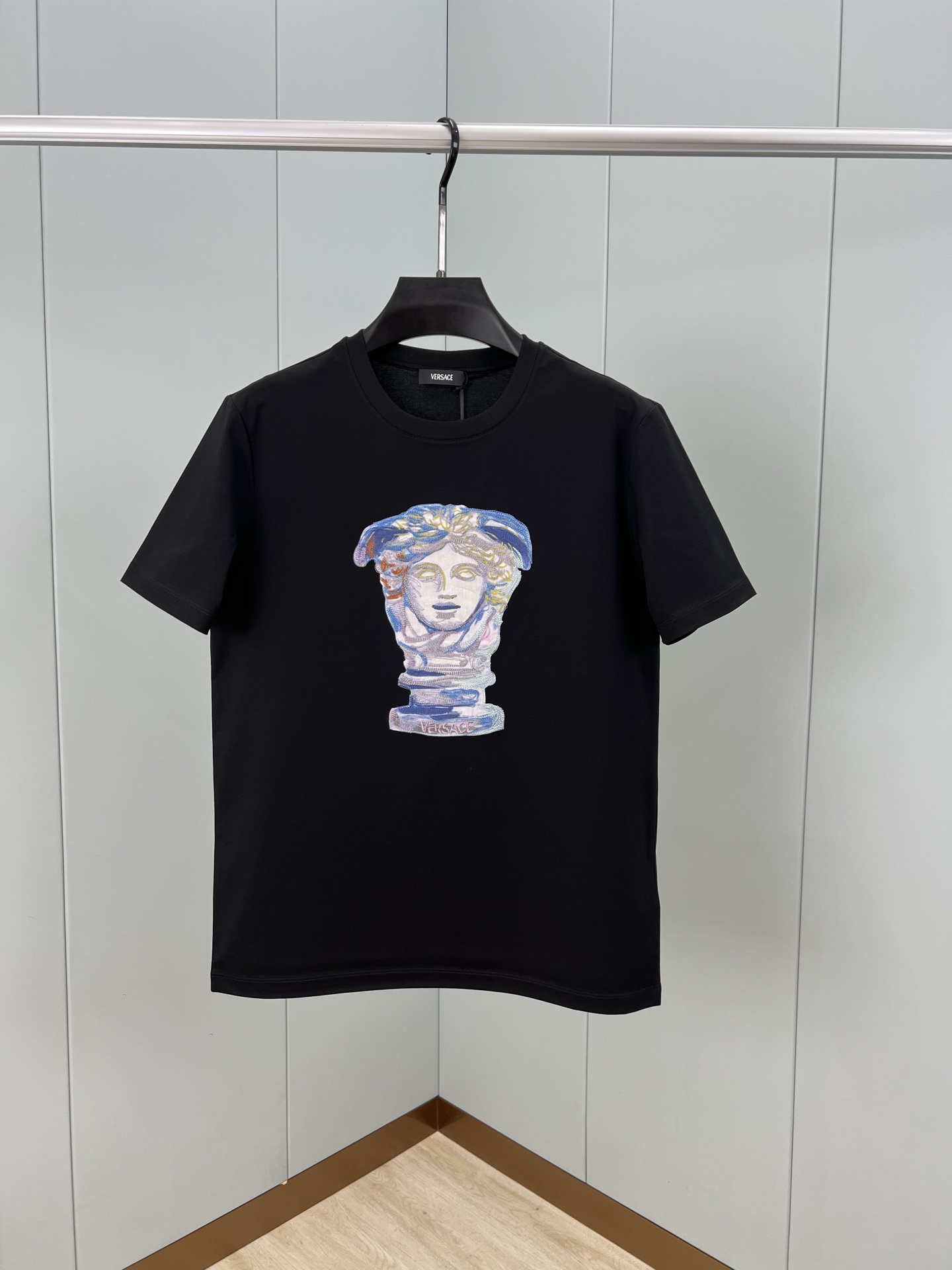 NO:124961,Versace 25 spring and summer new product MEDUSA GALLERY embroidered logo short-sleeved T-shirt, customized 80 double-strand mercerized cotton fabric; black and white M~XXXL, versace, T-shirt, tees, t-shirt, alexander wang19860909Versace 25春夏新品MEDUSA GALLERY刺绣标识短袖T恤,定制80支双股丝光棉面料；黑色 白色 M～XXXL,,versace,T-shirt,tees，t-shirt,alexander wang,Men's clothing