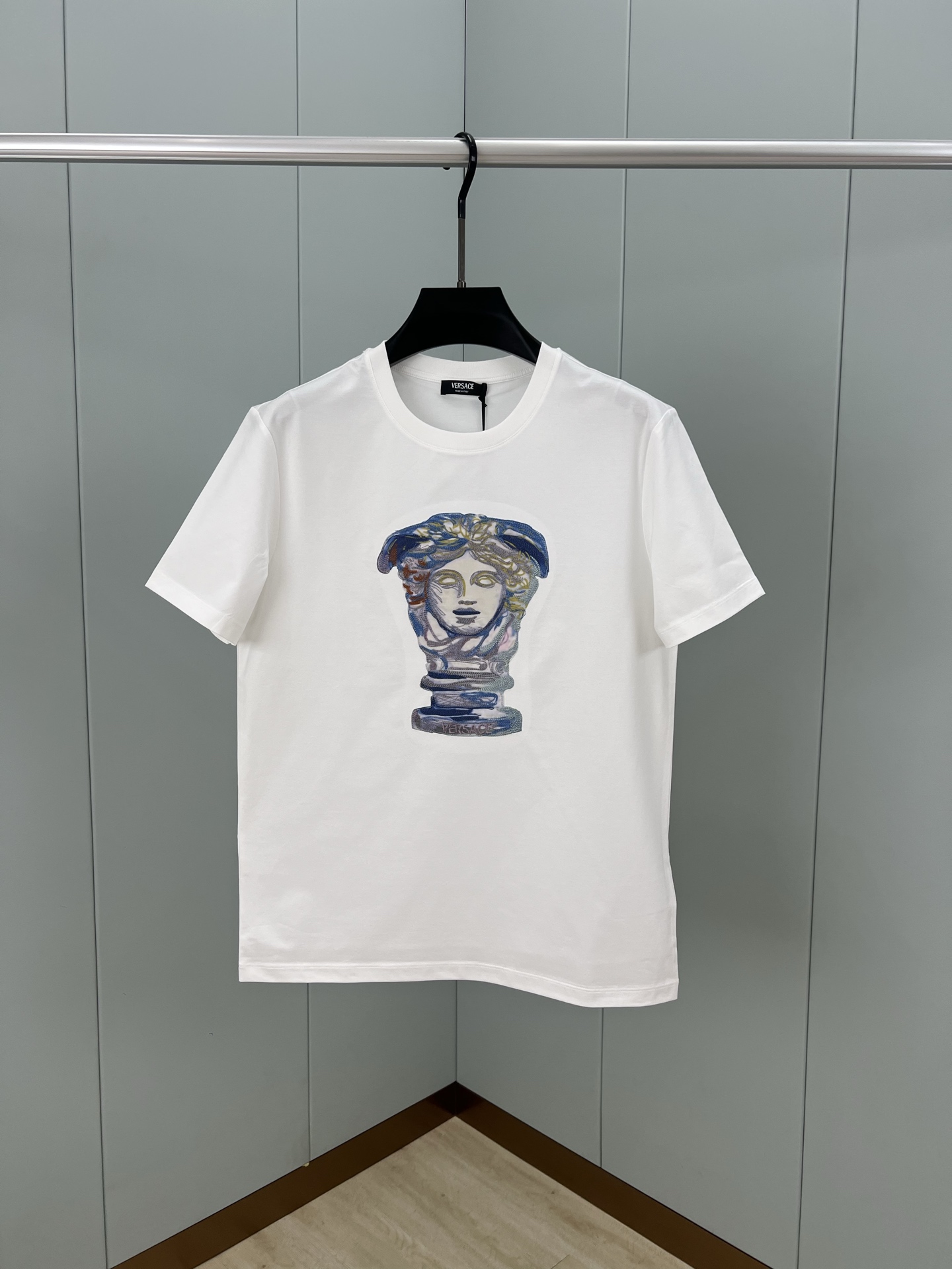NO:124964,Versace 25 spring and summer new product MEDUSA GALLERY embroidered logo short-sleeved T-shirt, customized 80 double-strand mercerized cotton fabric; black and white M~XXXL, versace, T-shirt, tees, t-shirt, alexander wang19860909Versace 25春夏新品MEDUSA GALLERY刺绣标识短袖T恤,定制80支双股丝光棉面料；黑色 白色 M～XXXL,,versace,T-shirt,tees，t-shirt,alexander wang,Men's clothing