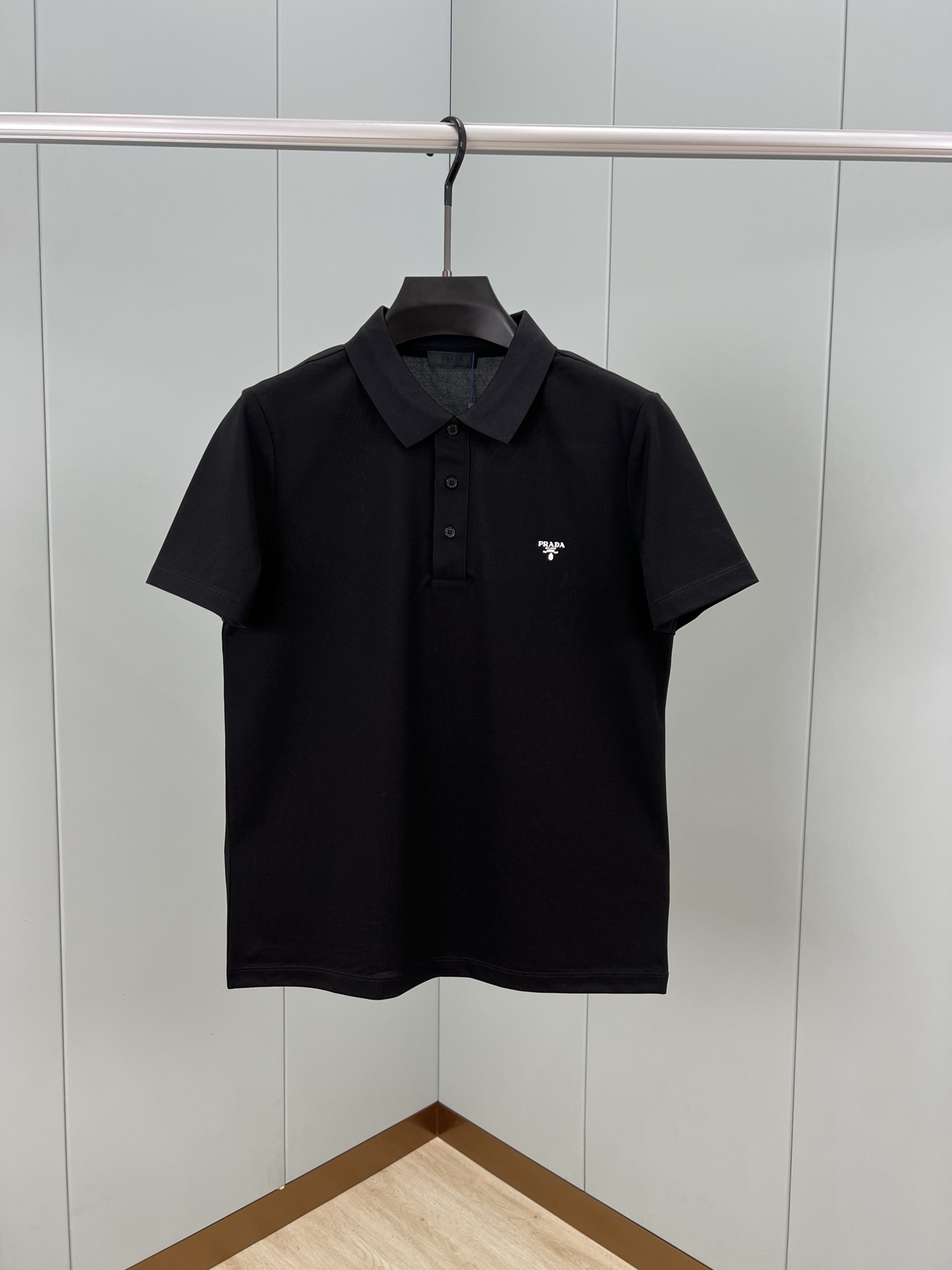 NO:465436,Prada.Prada Spring and summer classic three-dimensional letter printed logo Polo shirt, front chest embellishment brand three-dimensional letter logo to add classic elements, customized 60 double mercerized bead floor cotton fabric; black and white M~4XL, prada, prada, alexander wang19860909Prada.普拉达 春夏经典立体字母印花标识Polo衫,正面胸前缀饰品牌立体字母标识为增添经典元素,定制60支双丝光珠地棉面料；黑色 白色 M～4XL,,prada,prada,alexander wang,Men's clothing