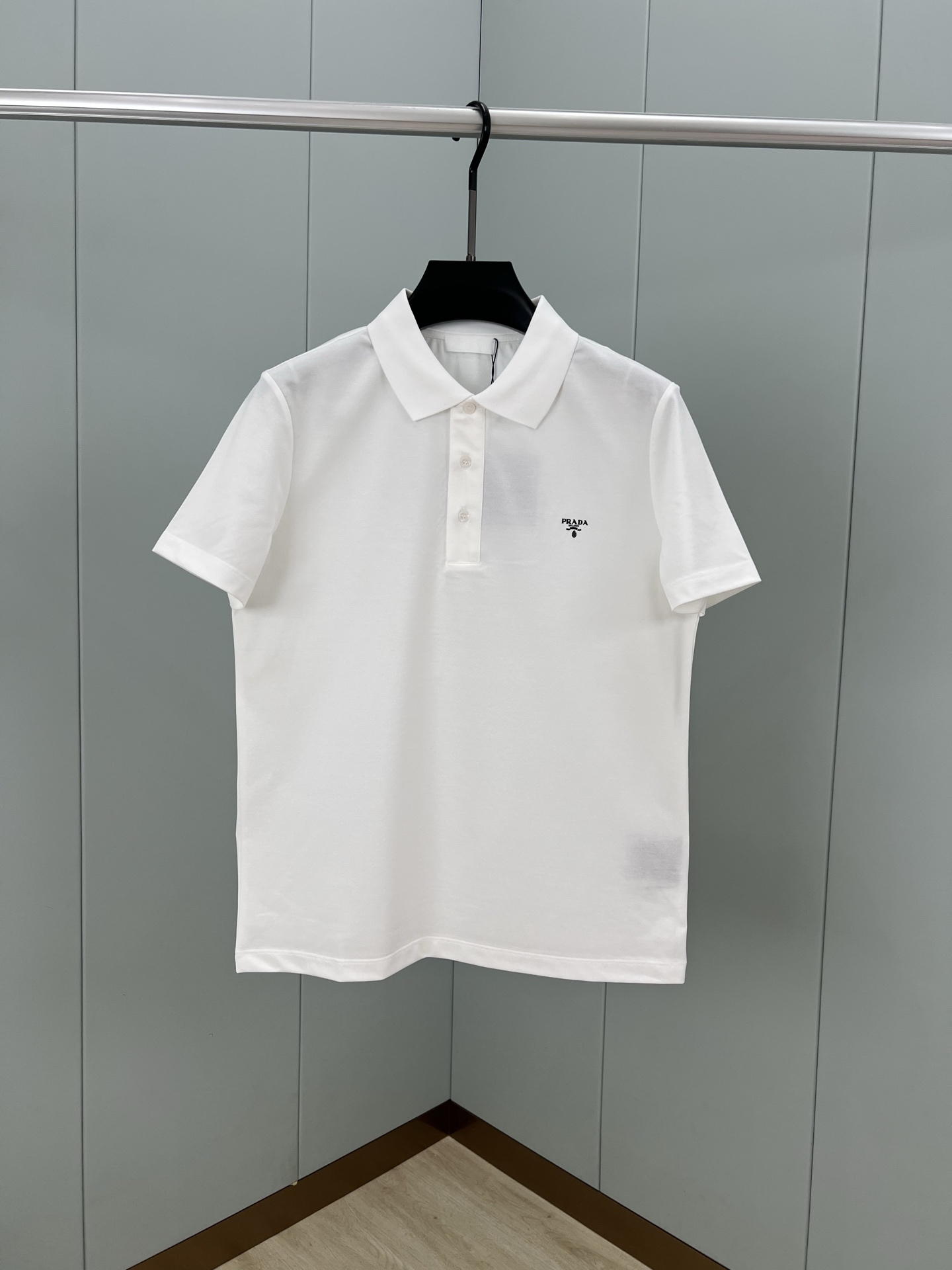 NO:125002,Prada.Prada Spring and summer classic three-dimensional letter printed logo Polo shirt, front chest embellishment brand three-dimensional letter logo to add classic elements, customized 60 double mercerized bead floor cotton fabric; black and white M~XXXL,,prada,prada,alexander wang19860909Prada.普拉达 春夏经典立体字母印花标识Polo衫,正面胸前缀饰品牌立体字母标识为增添经典元素,定制60支双丝光珠地棉面料；黑色 白色 M～XXXL,,prada,prada,alexander wang,Men's clothing