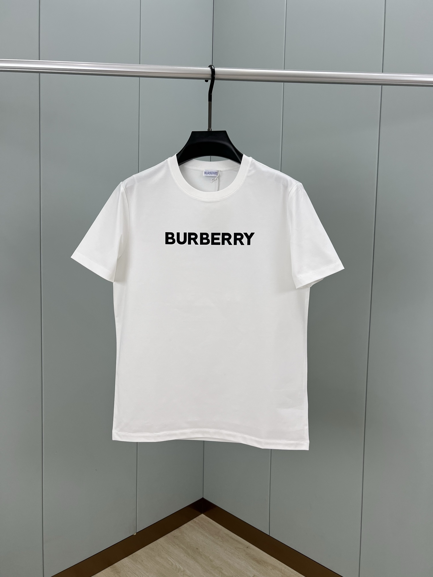 NO:124994,Burberry Spring and Summer brand classic letter logo printed cotton short-sleeved T-shirt, same style as ZG, with simple brand classic letters on the front, the overall pattern is simple and elegant without losing style, customized high-strength 80 double-strand mercerized cotton fabric, comfortable and breathable on the upper body, delicate and slightly elastic fabric; black and white S~XXXL (customized 4XL and 5XL), burberry, T-shirt,tees, t-shirt,alexander wang19860909Burberry 春夏品牌经典字母徽标印花棉质短袖T恤,ZG同款,正面饰有简约品牌经典字母、整体图案简洁大方而又不失格调,定制高支高密80支双股丝光棉面料,上身舒适透气、面料细腻微弹；黑色 白色 S～XXXL（可定制4XL、5XL）,,burberry,T-shirt,tees，t-shirt,alexander wang,Men's clothing