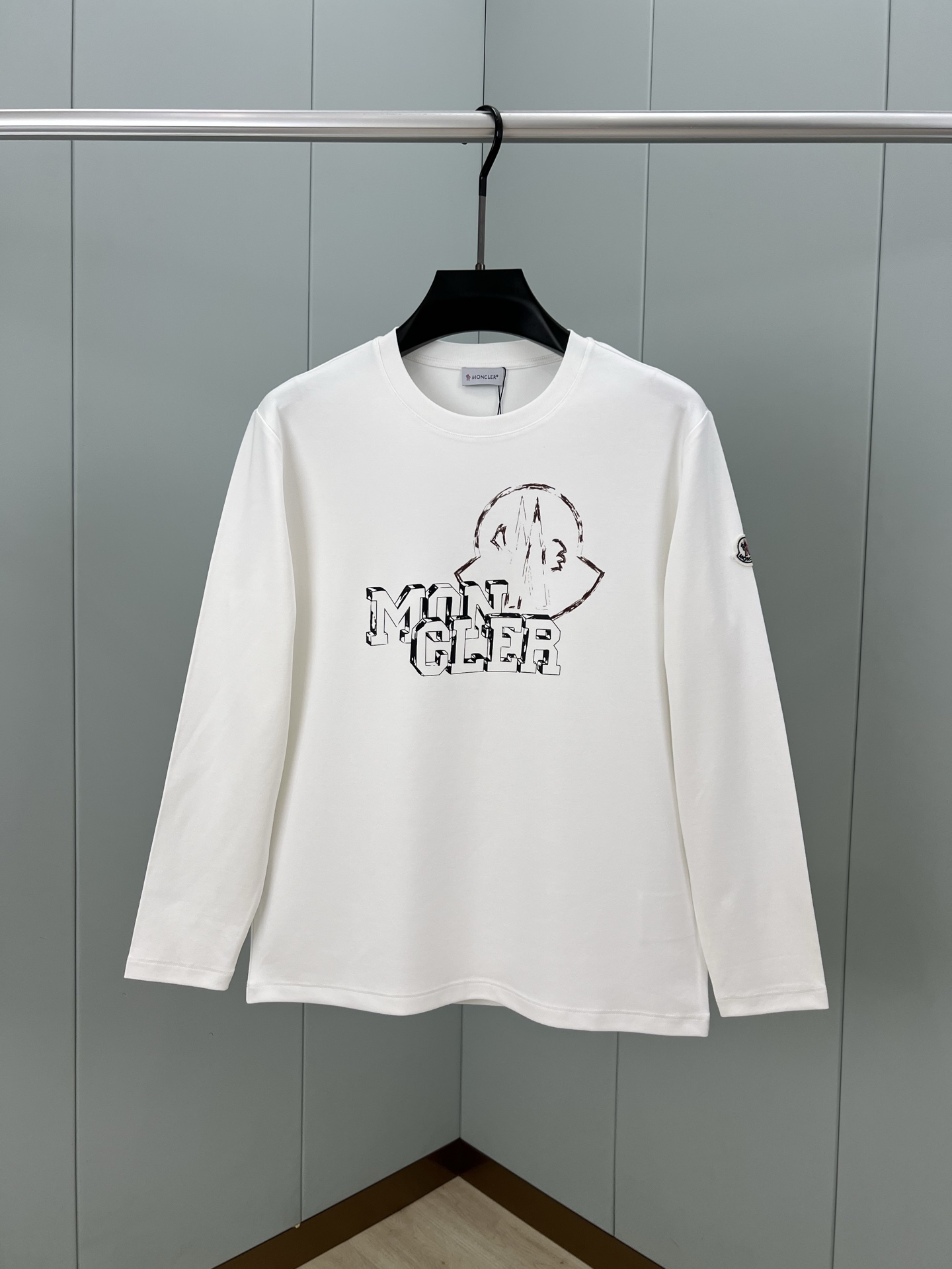 NO:514037,Moncler. 25 new autumn and winter graffiti letter printed logo long-sleeved T-shirt, front decoration drawn brand logo graffiti craft logom design, left sleeve edge is decorated with classic wool embroidery small logo embellishment, interpreting the early autumn style brand logo, a basic classic style long-sleeved T-shirt suitable for both inner or outer wear, using 300 grams of heavy lancet modal cotton fabric delicate skin-friendly, soft and smooth, moisture-absorbing and breathable, often called 'breathable fabric'. Color black and white Size M~XXXL PS same logo extension can be customized [short-sleeved T-shirt] & [round neck sweatshirt], Moncler, hoodie, sweatshirts, T-shirt, tees, t-shirt, alexander wang19860909Moncler.蒙口 25秋冬新品涂鸦字母印花标识长袖T恤衫,正面饰绘制品牌标识涂鸦工艺logom设计,左袖边饰有经典羊毛刺绣小标点缀,演绎早秋风格品牌标识,一款内搭或外穿皆合适的基础经典样式长袖T恤衫,采用300克重兰精莫代尔棉面料细腻亲肤、柔软顺滑、吸湿透气、常被叫做“会呼吸的面料” 颜色黑色、白色 尺码M～XXXL PS同款logo延伸可定制【短袖T恤】&【圆领卫衣】,,Moncler,hoodie,sweatshirts,T-shirt,tees，t-shirt,alexander wang,Men's clothing