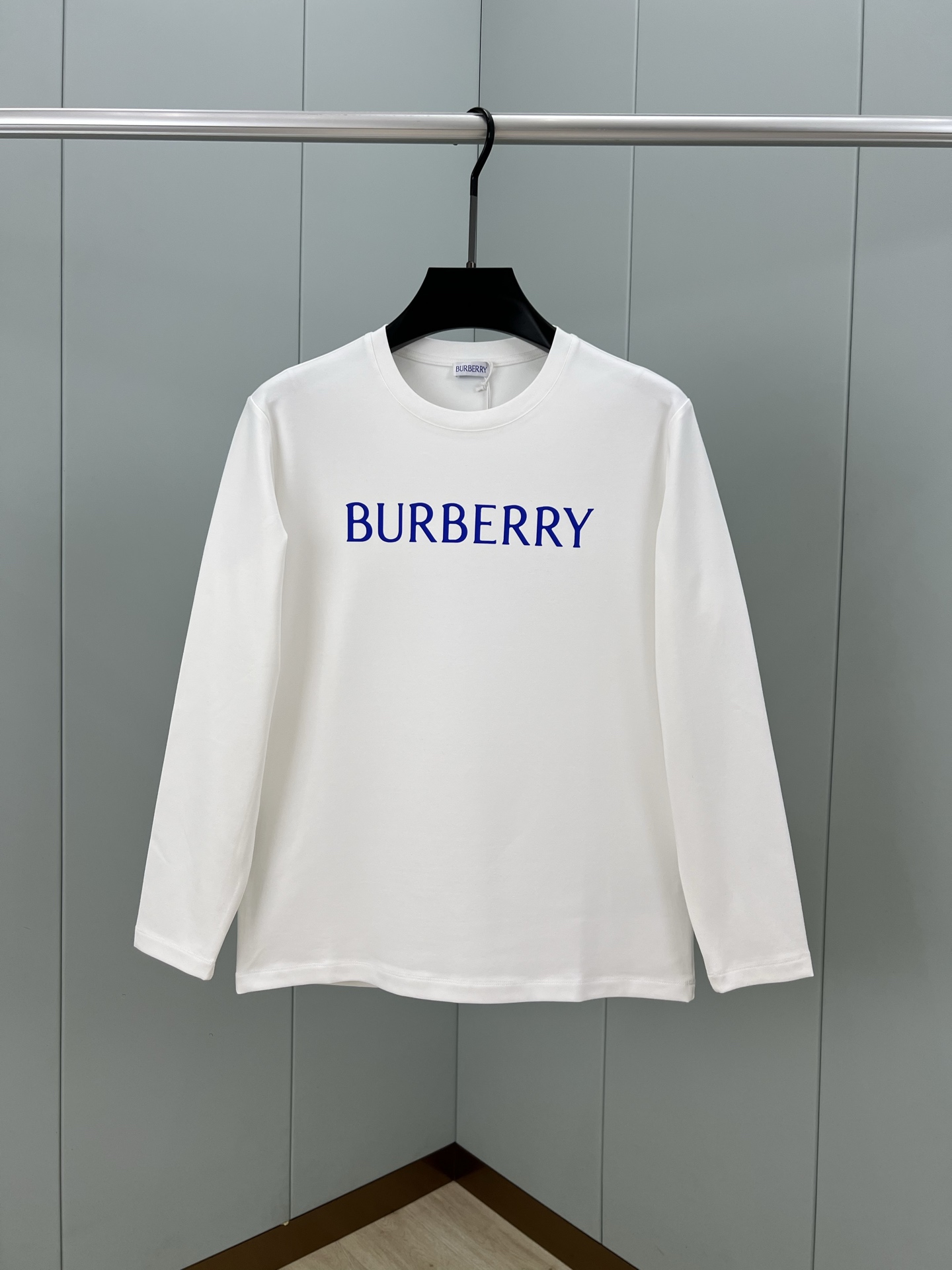 NO:518211,Burberry. Burberry 25 autumn and winter new letter printed logo cotton long-sleeved T-shirt with simple brand letter design on the front, interpreting the early autumn style brand logo. A basic classic style long-sleeved T-shirt suitable for both inner or outer wear. It uses 300 grams of heavy lambling modal cotton fabric with delicate skin-friendly, soft and smooth, moisture-absorbing and breathable. It is often called 'breathable fabric'. Color black and white Size M~XXXL PS same logo extension can be customized [short-sleeved T-shirt] & [round neck sweatshirt], burberry, burberry, hoodie, sweatshirts, T-shirt, tees, t-shirt, alexander wang19860909Burberry.巴宝莉 25秋冬新品字母印花标识棉质长袖T恤衫,正面饰有简约品牌字母设计,演绎早秋风格品牌标识,一款内搭或外穿皆合适的基础经典样式长袖T恤衫,采用300克重兰精莫代尔棉面料细腻亲肤、柔软顺滑、吸湿透气、常被叫做“会呼吸的面料” 颜色黑色、白色 尺码M～XXXL PS同款logo延伸可定制【短袖T恤】&【圆领卫衣】,,burberry,burberry,hoodie,sweatshirts,T-shirt,tees，t-shirt,alexander wang,Men's clothing