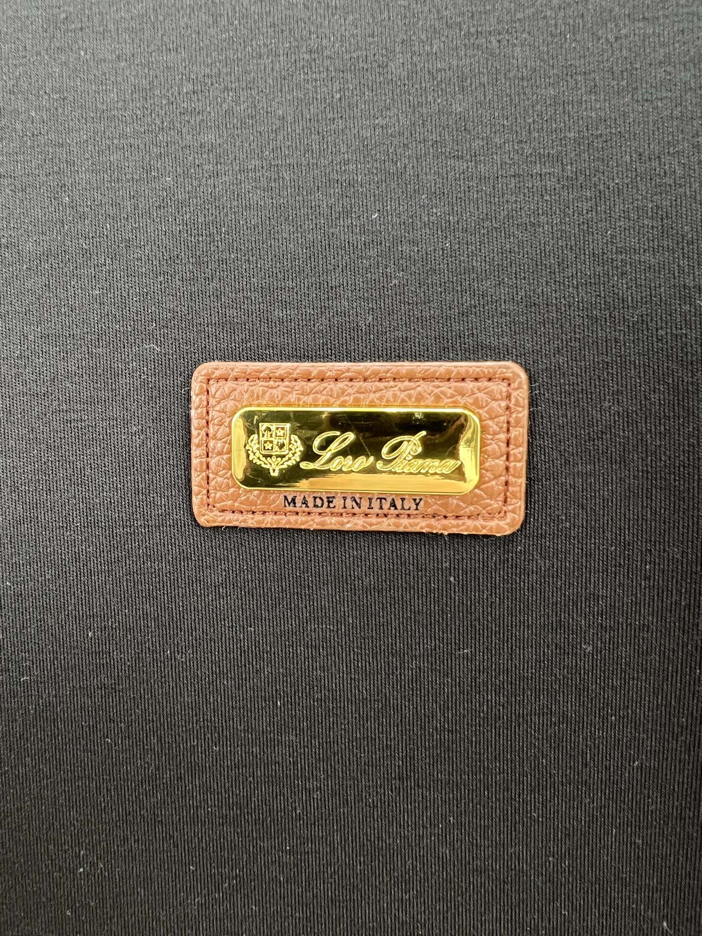 LoroPiana. 诺悠翩雅 早秋男士镌刻品牌logo五金皮牌标识打底长袖T恤，越简单越高级，以纯色为