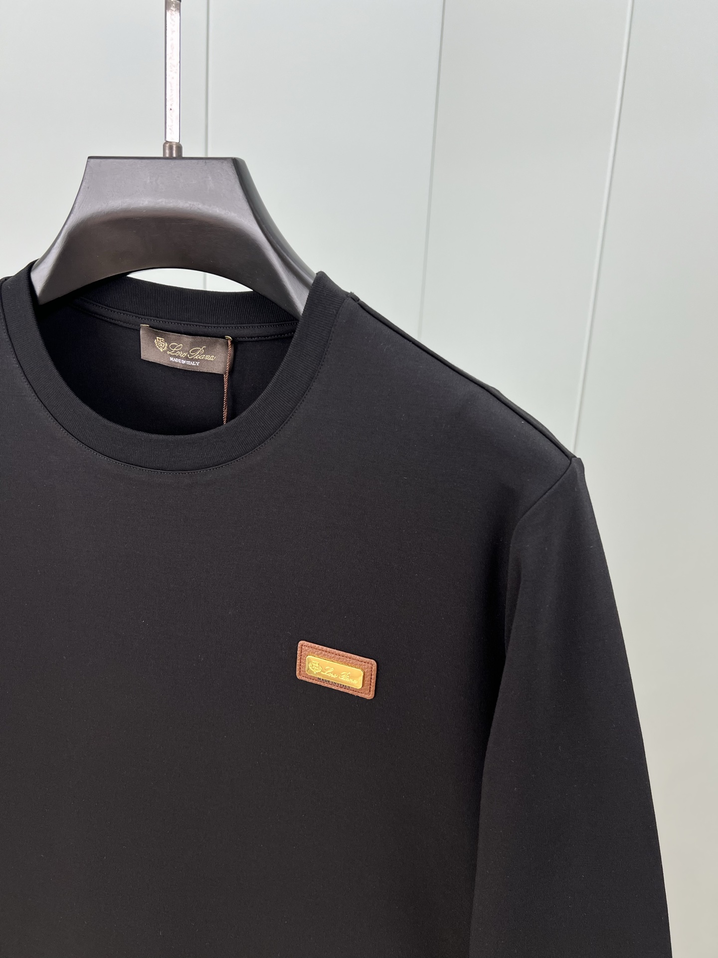 LoroPiana. 诺悠翩雅 早秋男士镌刻品牌logo五金皮牌标识打底长袖T恤，越简单越高级，以纯色为