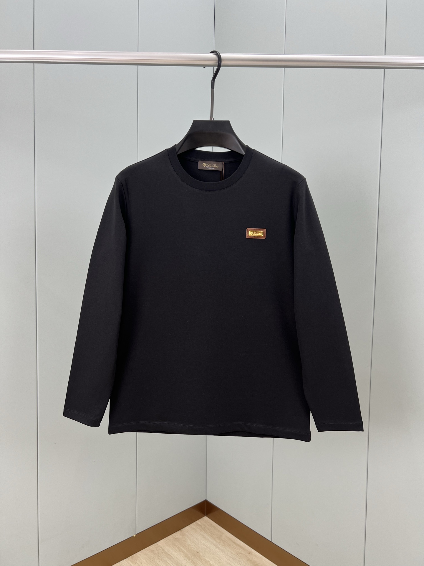 LoroPiana. 诺悠翩雅 早秋男士镌刻品牌logo五金皮牌标识打底长袖T恤，越简单越高级，以纯色为