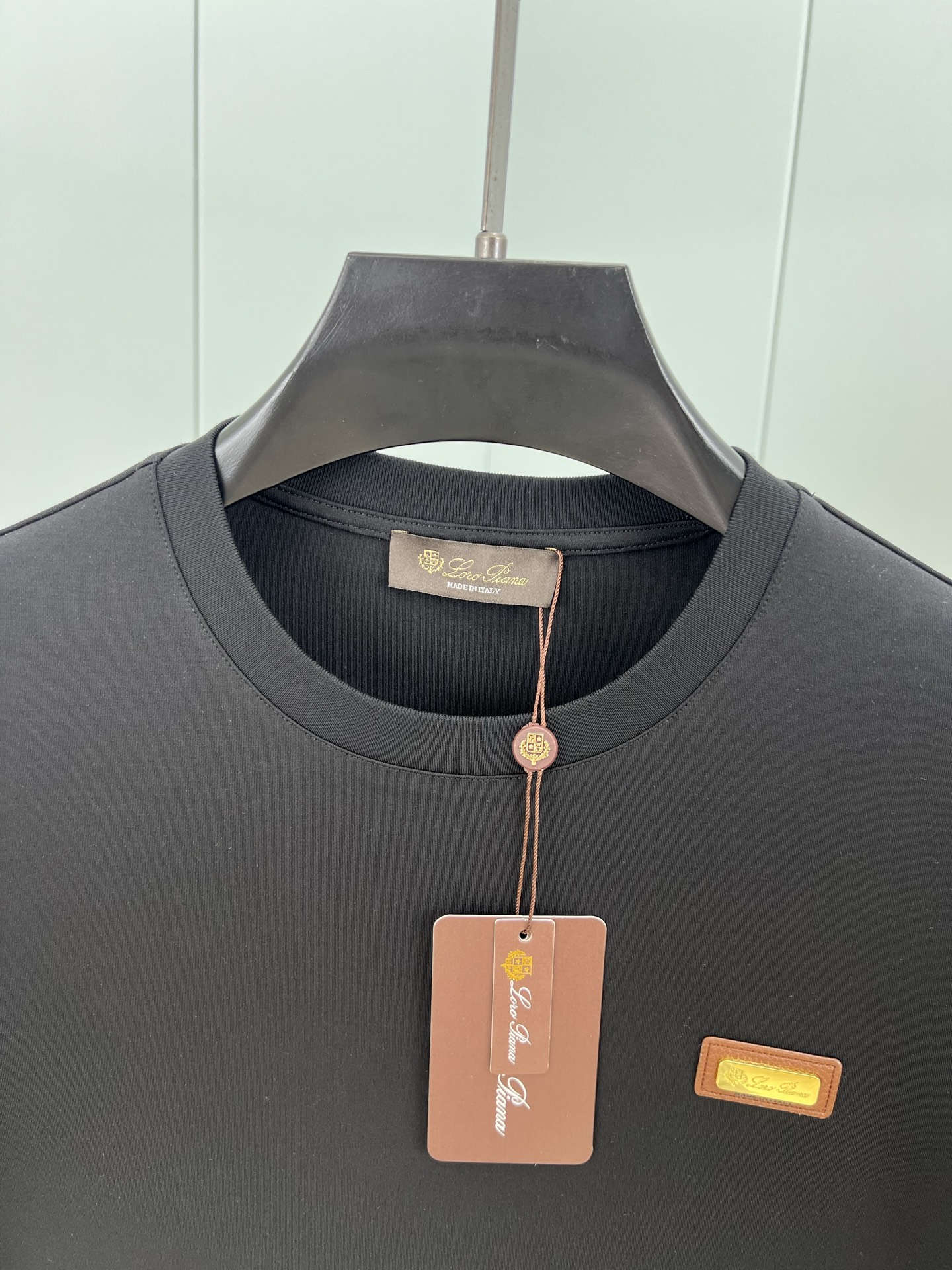 LoroPiana. 诺悠翩雅 早秋男士镌刻品牌logo五金皮牌标识打底长袖T恤，越简单越高级，以纯色为