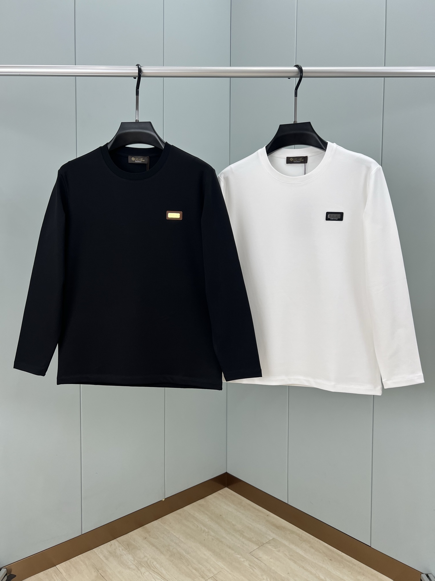 LoroPiana. 诺悠翩雅 早秋男士镌刻品牌logo五金皮牌标识打底长袖T恤，越简单越高级，以纯色为