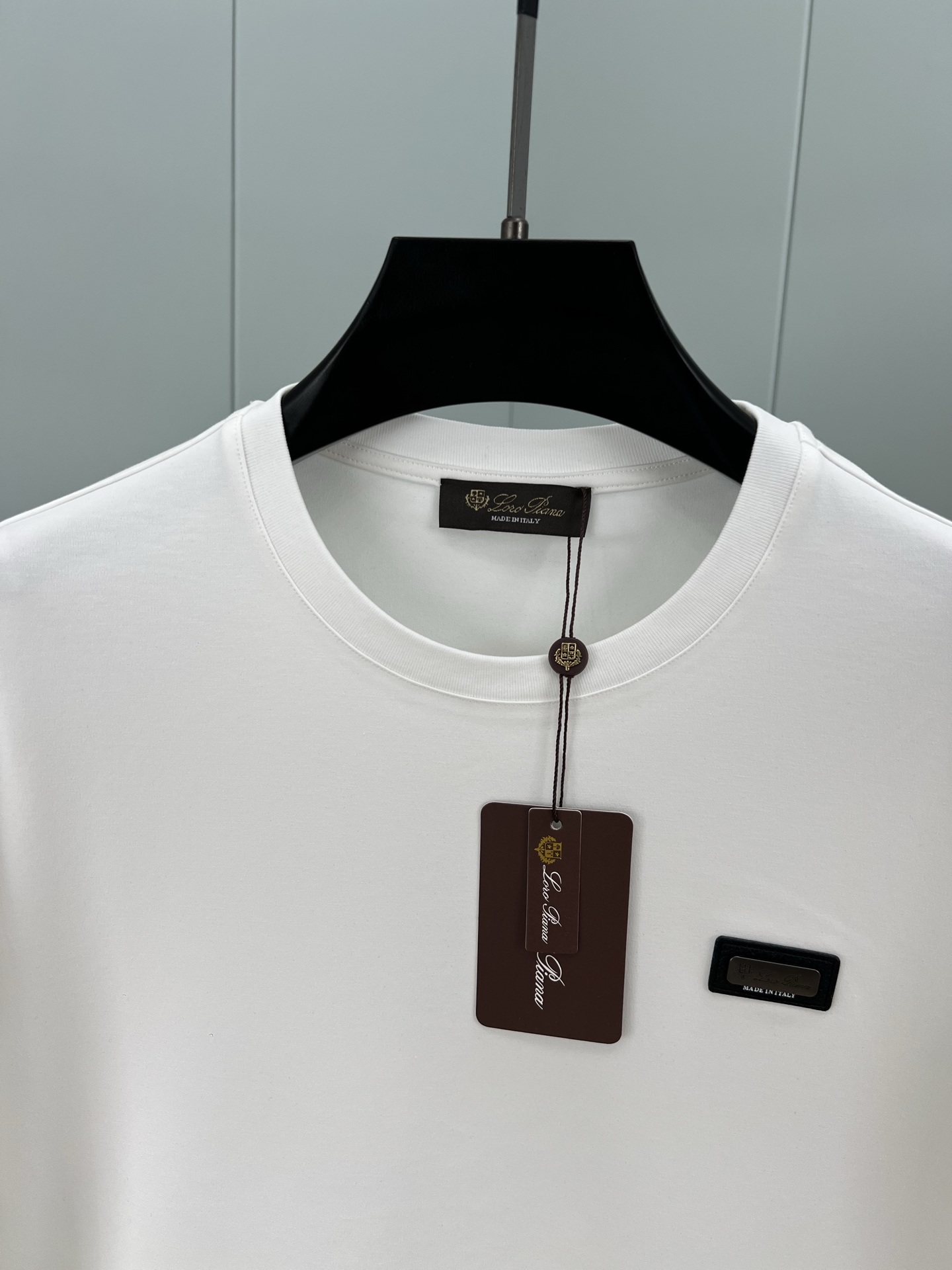 LoroPiana. 诺悠翩雅 早秋男士镌刻品牌logo五金皮牌标识打底长袖T恤，越简单越高级，以纯色为