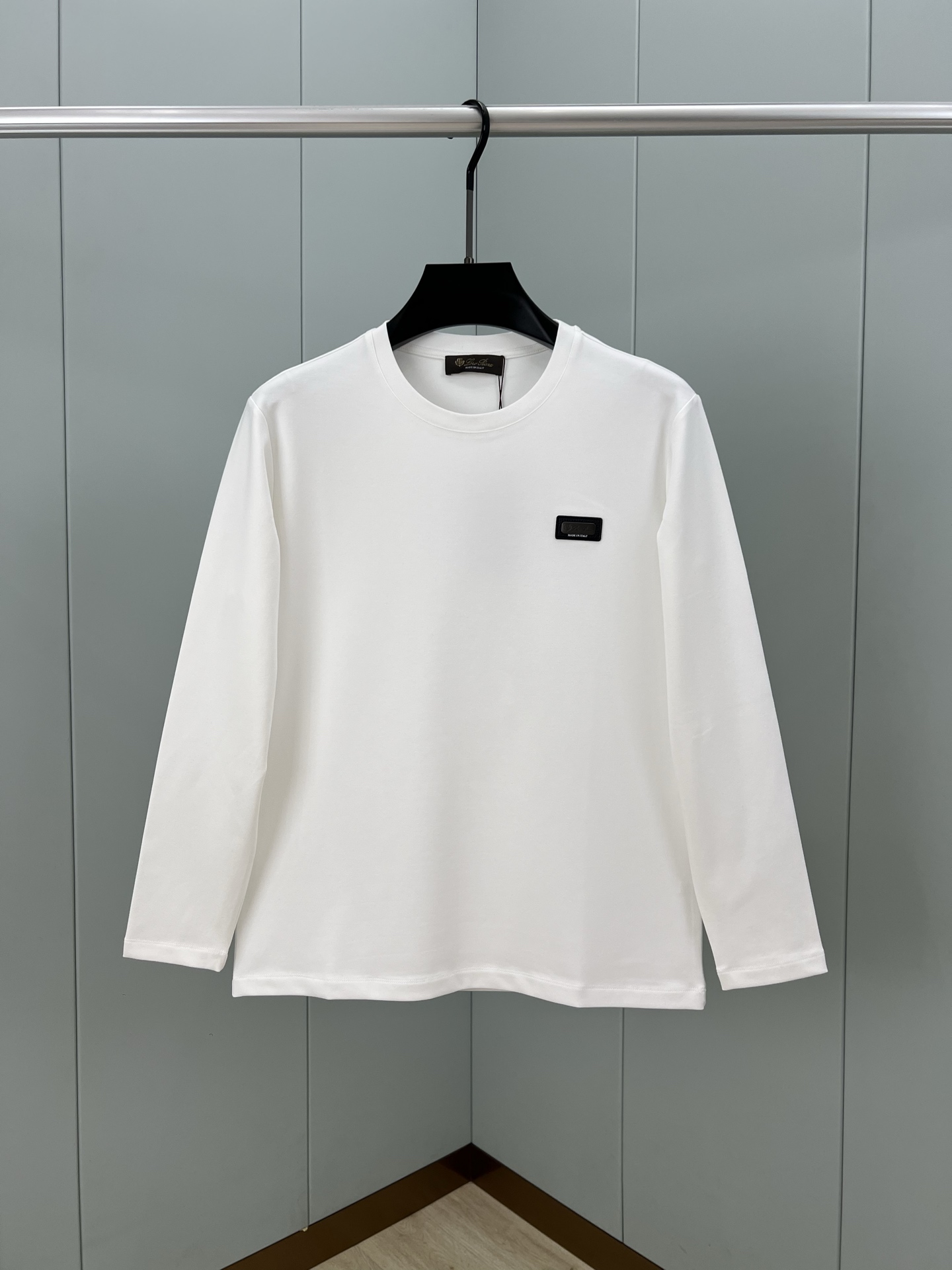 NO:521374,Loro piano. Loro piano. Early autumn men's logo hardware leather logo base long-sleeved T-shirt, simpler and more advanced, with solid color as the tone, without complicated patterns and decorations, easy to handle casual outfits, low-key but not ostentatious. A basic classic style long-sleeved T-shirt that is suitable for both inner or outer wear, uses 300 grams of heavy lancet modal cotton fabric with delicate skin-friendly, soft and smooth, moisture-absorbing and breathable, often called 'breathing fabric'. Color black and white Size M~XXXL PS same logo extension can be customized [short-sleeved T-shirt] & [round neck sweatshirt], loro piano, hoodie, sweatshirts, T-shirt, tees, t-shirt, alexander wang19860909Loro piana. 诺悠翩雅 早秋男士镌刻品牌logo五金皮牌标识打底长袖T恤,越简单越高级,以纯色为基调,没有繁复的图案与装饰,轻松拿捏休闲穿搭,低调而不张扬.一款内搭或外穿皆合适的基础经典样式长袖T恤衫,采用300克重兰精莫代尔棉面料细腻亲肤、柔软顺滑、吸湿透气、常被叫做“会呼吸的面料” 颜色黑色、白色 尺码M～XXXL PS同款logo延伸可定制【短袖T恤】&【圆领卫衣】,,loro piana,hoodie,sweatshirts,T-shirt,tees，t-shirt,alexander wang,Men's clothing