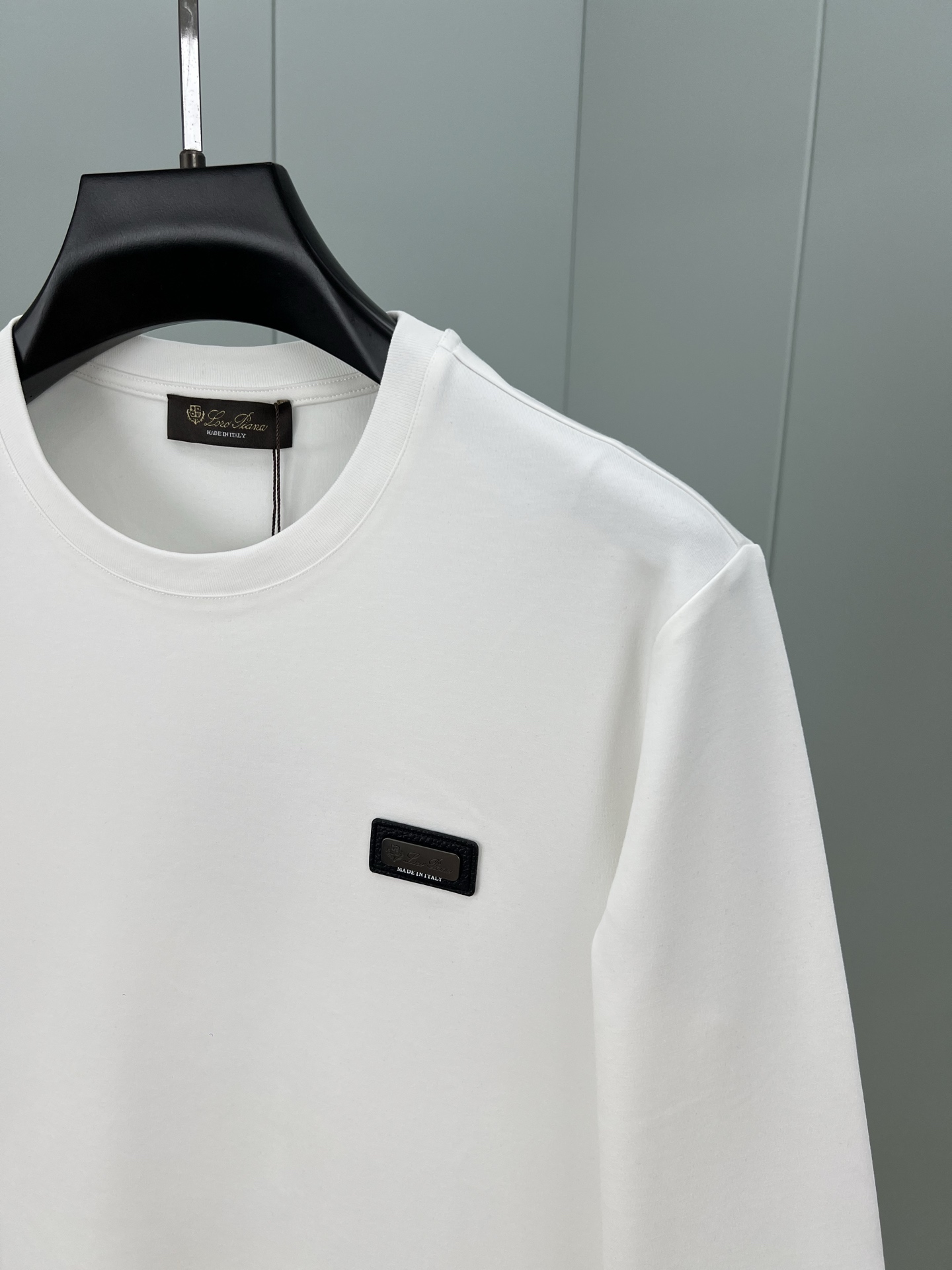 LoroPiana. 诺悠翩雅 早秋男士镌刻品牌logo五金皮牌标识打底长袖T恤，越简单越高级，以纯色为