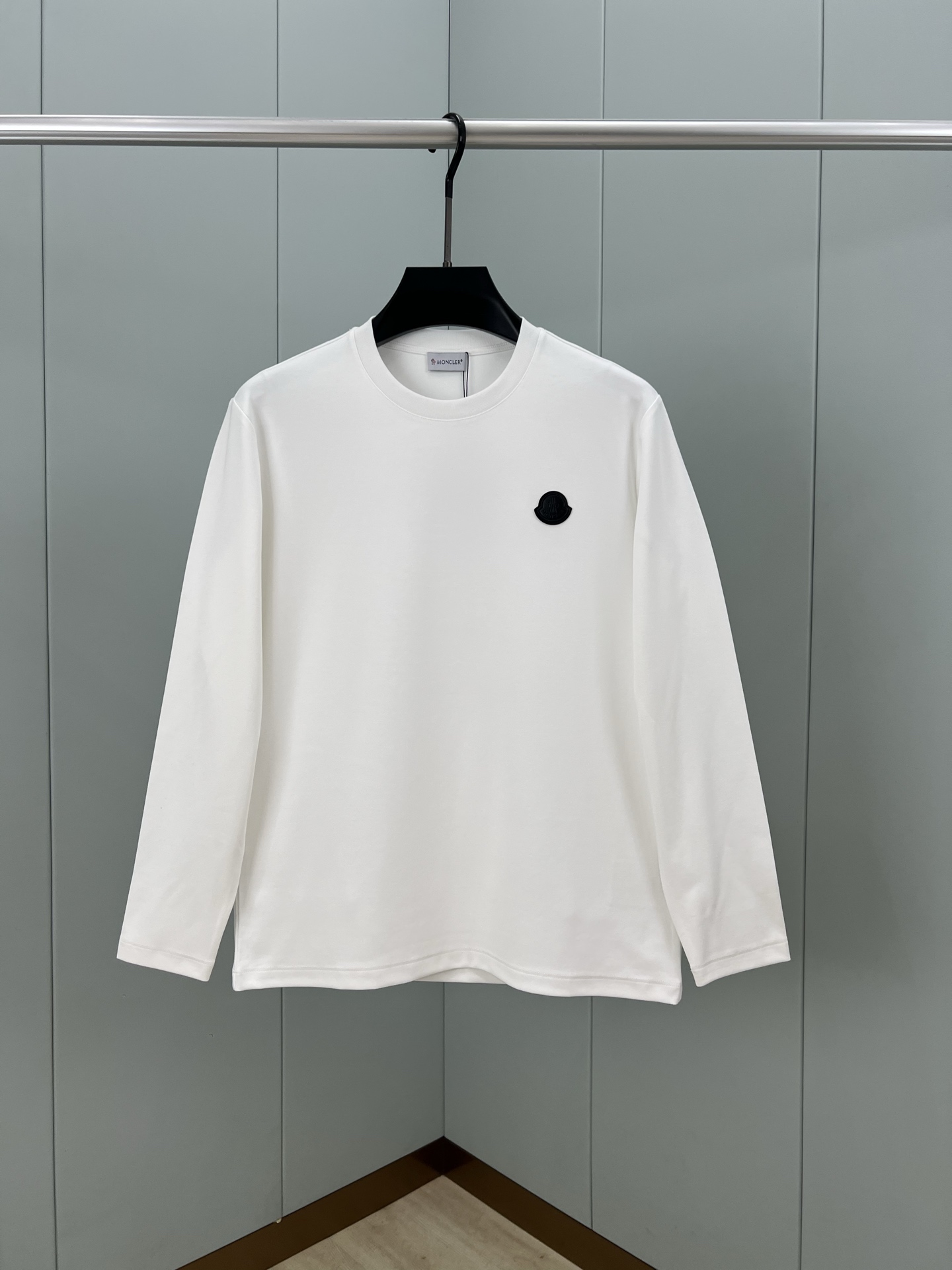 NO:514051,Moncler. 25 new autumn and winter leather badge logo & spray-painted effect printed long-sleeved T-shirt, interpreting the early autumn style brand logo, a basic classic style long-sleeved T-shirt that is suitable for both inner or outer wear, uses 300g heavy lancet modal cotton fabric with delicate skin-friendly, soft and smooth, moisture-absorbing and breathable, often called 'breathable fabric'. Color black and white Size M~XXXL PS same logo extension can be customized [short-sleeved T-shirt] & [round neck sweatshirt], Moncler, hoodie, sweatshirts, T-shirt, tees, t-shirt, alexander wang19860909Moncler.蒙口 25秋冬新品皮革徽章标识&喷绘效果印花长袖T恤衫,演绎早秋风格品牌标识,一款内搭或外穿皆合适的基础经典样式长袖T恤衫,采用300克重兰精莫代尔棉面料细腻亲肤、柔软顺滑、吸湿透气、常被叫做“会呼吸的面料” 颜色黑色、白色 尺码M～XXXL PS同款logo延伸可定制【短袖T恤】&【圆领卫衣】,,Moncler,hoodie,sweatshirts,T-shirt,tees，t-shirt,alexander wang,Men's clothing