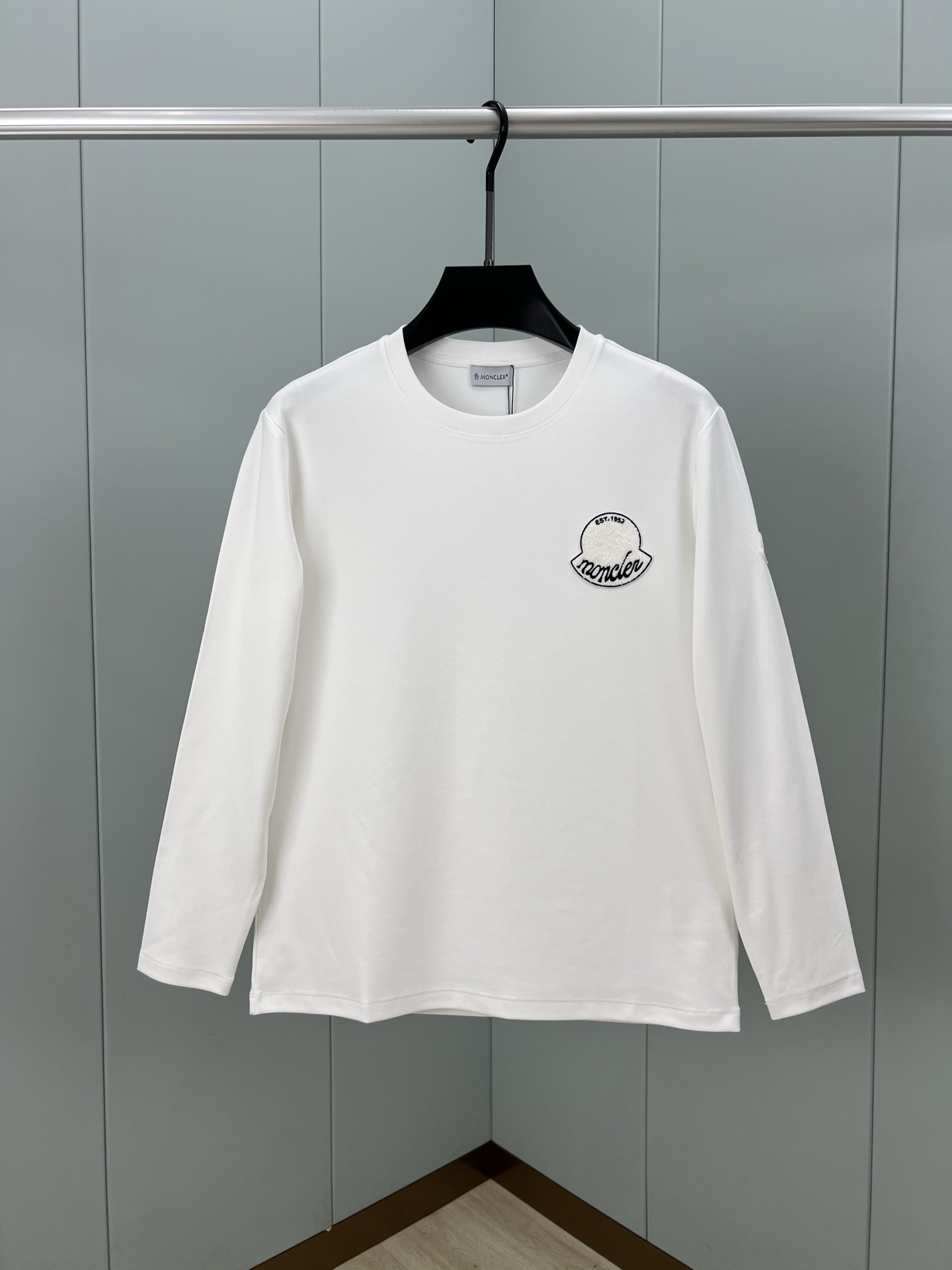 NO:518190,Moncler. 25 Autumn and Winter New Embroidery Badge Long Sleeve T-shirt, Front Embellishment New Season Embroidery Badge Renewed Brand Design, Left Sleeve Embroidery Small Tiles embroidery embellishment, interpreting the early autumn style brand logo, a basic classic style long-sleeve T-shirt that is suitable for both inner or outer wear, uses 300g heavy lancet modal cotton fabric with delicate skin-friendly, soft and smooth, moisture-absorbing and breathable, often called 'breathing fabric'. Color black and white Size M~XXXL PS same logo extension can be customized [short-sleeved T-shirt] & [round neck sweatshirt], Moncler, hoodie, sweatshirts, T-shirt, tees, t-shirt, alexander wang19860909Moncler.蒙口 25秋冬新季刺绣徽章长袖T恤衫,正面缀饰新季元素刺绣徽章焕新品牌设计,左袖边饰有经典羊毛刺绣小标点缀,演绎早秋风格品牌标识,一款内搭或外穿皆合适的基础经典样式长袖T恤衫,采用300克重兰精莫代尔棉面料细腻亲肤、柔软顺滑、吸湿透气、常被叫做“会呼吸的面料” 颜色黑色、白色 尺码M～XXXL PS同款logo延伸可定制【短袖T恤】&【圆领卫衣】,,Moncler,hoodie,sweatshirts,T-shirt,tees，t-shirt,alexander wang,Men's clothing