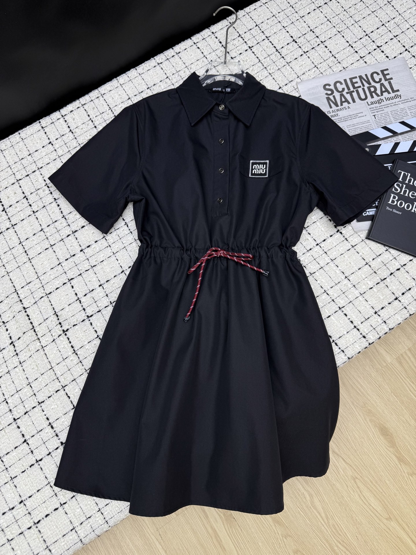 NO:331136,Miumi*25 new style, embroidered logo dress on the chest, full of fashion, a very recommended dress dress, very practical, everyday outing or commuting, the waist is a drawstring tie, slim and inclusive, wearing it is the focus, two colors SML, miumiu, skirts, alexander wang19860909Miumi*25新款 胸前刺绣logo连衣裙 时髦感满满 很推荐的一条连衣裙裙 非常实穿 日常出街或者通勤都OK 腰部是抽绳系带收腰 显瘦又有包容性 穿上街就是焦点 两色SML,,miumiu,skirts,alexander wang,Women's clothing