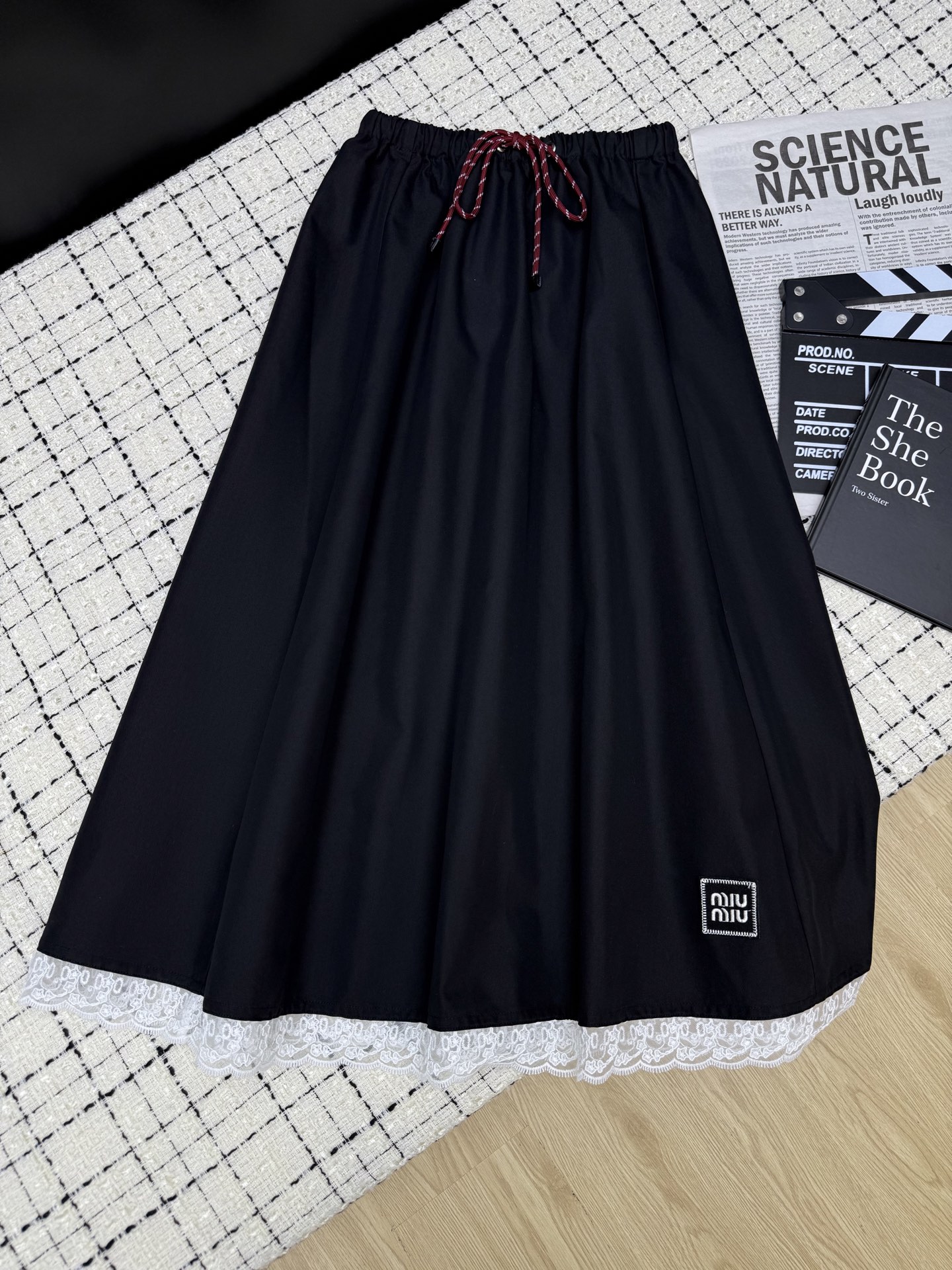 NO:331140,Miumi*25 new style, embroidered logo long skirt, elastic drawstring design, matched with a simple small top, the shirts are all very good-looking, the length is below the calves, the most hidden flesh, it looks taller and thinner, it is not picky about the figure, it is not easy to get out of date, girls must have three-color SML,,miumiu, skirts, alexander wang19860909Miumi*25新款 刺绣logo长半裙 松紧抽绳设计 搭配简单的小上衣 衬衣都很好看 长度在小腿以下 最最藏肉 显高显瘦 不挑身材也不容易过时 女生们必须拥有 三色SML,,miumiu,skirts,alexander wang,Women's clothing