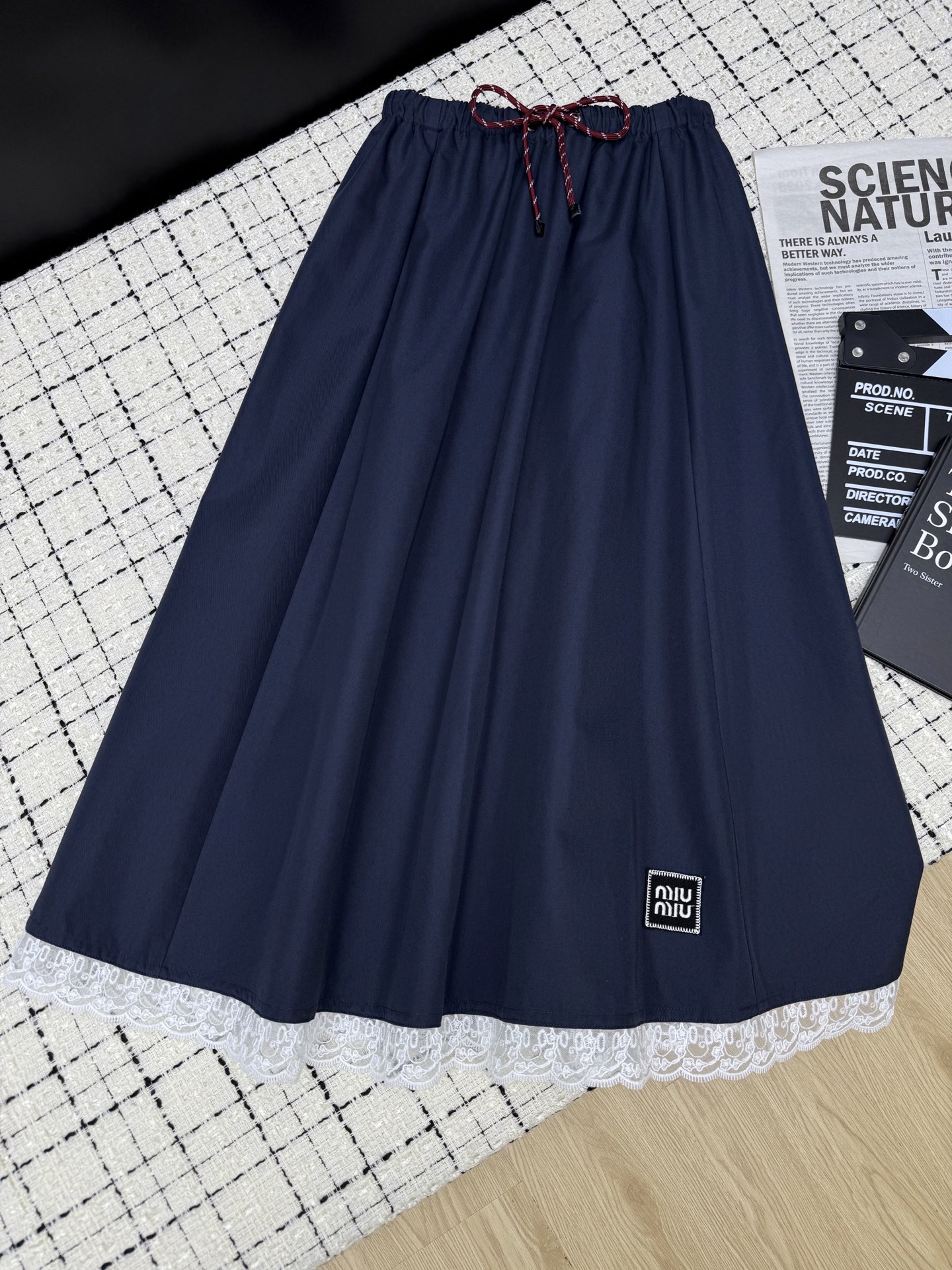 NO:331144,Miumi*25 new style, embroidered logo long skirt, elastic drawstring design, matched with a simple small top, the shirts are all very good-looking, the length is below the calves, the most hidden flesh, it looks taller and thinner, it is not picky about the figure, it is not easy to get out of date, girls must have three-color SML,,miumiu, skirts, alexander wang19860909Miumi*25新款 刺绣logo长半裙 松紧抽绳设计 搭配简单的小上衣 衬衣都很好看 长度在小腿以下 最最藏肉 显高显瘦 不挑身材也不容易过时 女生们必须拥有 三色SML,,miumiu,skirts,alexander wang,Women's clothing