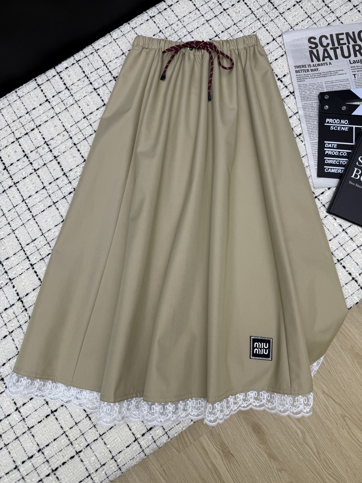 NO:331148,Miumi*25 new style, embroidered logo long skirt, elastic drawstring design, matched with a simple small top, the shirts are all very good-looking, the length is below the calves, the most hidden flesh, it looks taller and thinner, it is not picky about the figure, it is not easy to get out of date, girls must have three-color SML,,miumiu, skirts, alexander wang19860909Miumi*25新款 刺绣logo长半裙 松紧抽绳设计 搭配简单的小上衣 衬衣都很好看 长度在小腿以下 最最藏肉 显高显瘦 不挑身材也不容易过时 女生们必须拥有 三色SML,,miumiu,skirts,alexander wang,Women's clothing