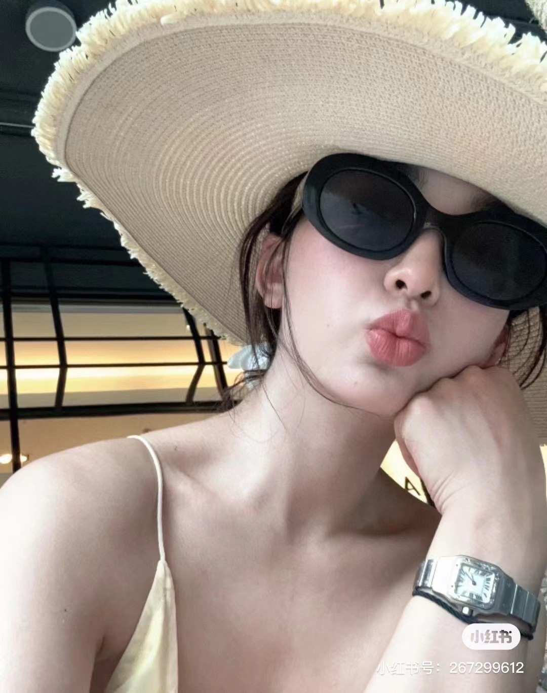 The hot sunglasses of the Queen’s resort