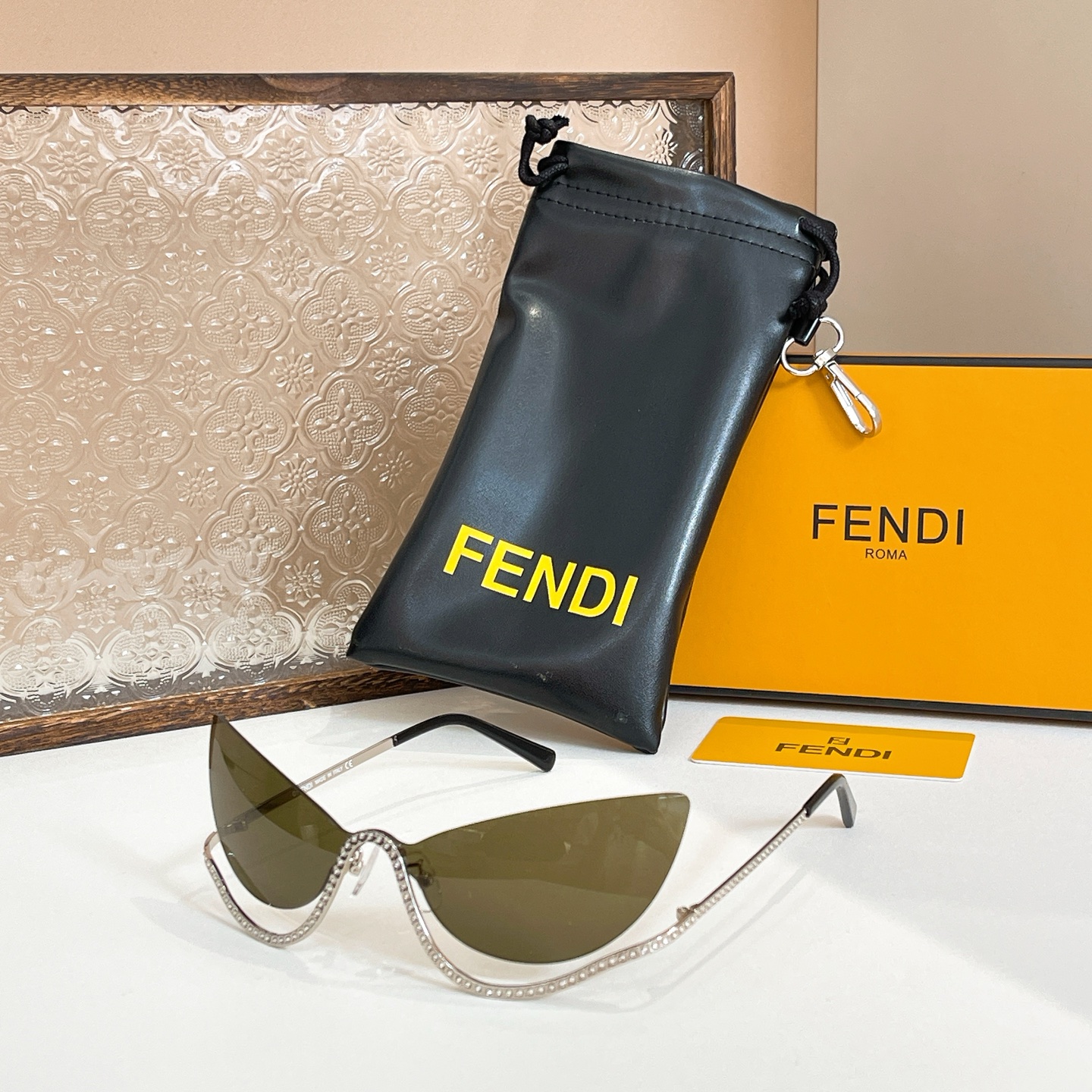 FENDI 太阳镜 金属 无框 猫眼