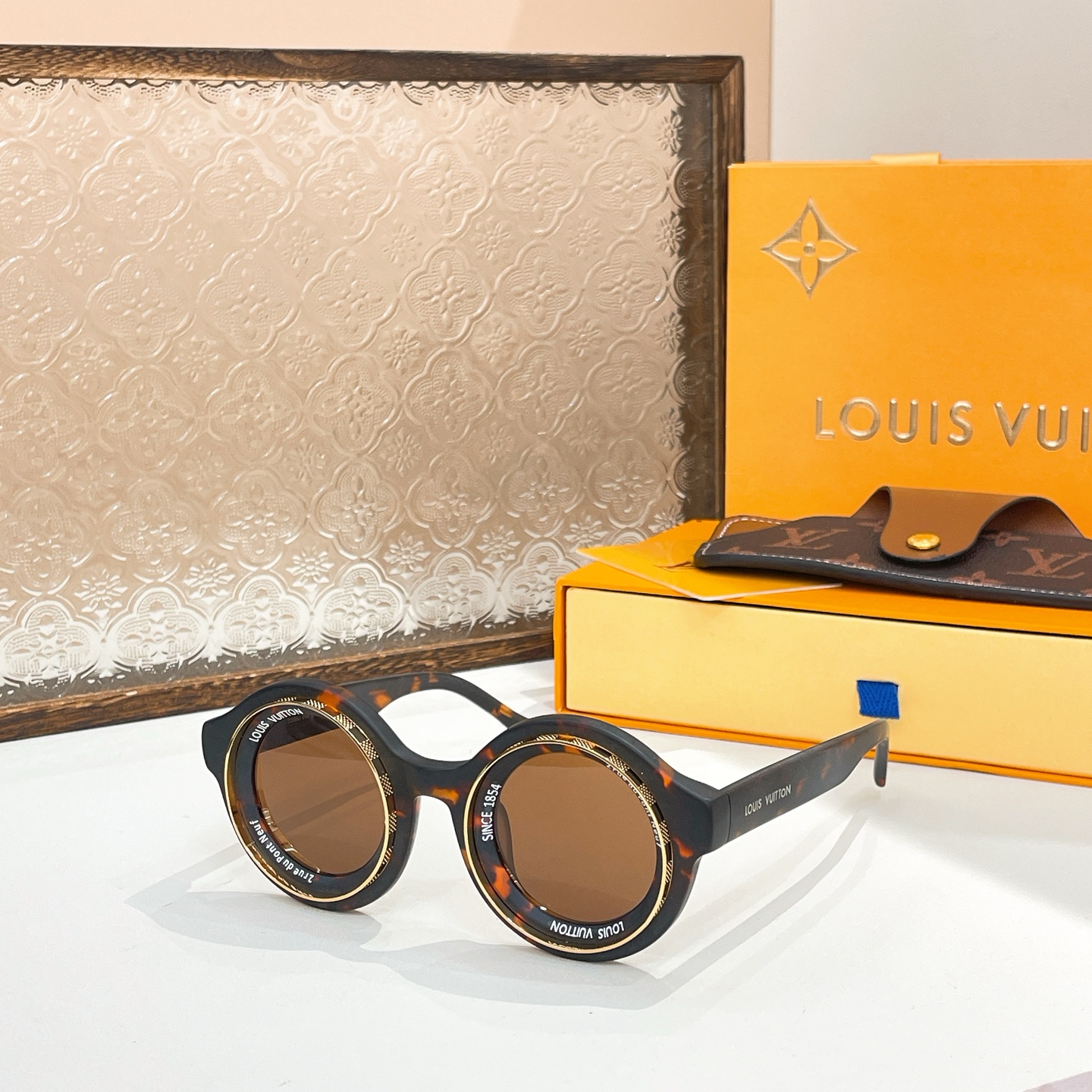 没钻 带钻
LOUIS VUITTO*🌟🌟🌟MODEL：Z2386U🌟🌟🌟SIZE：57口16-145🌟