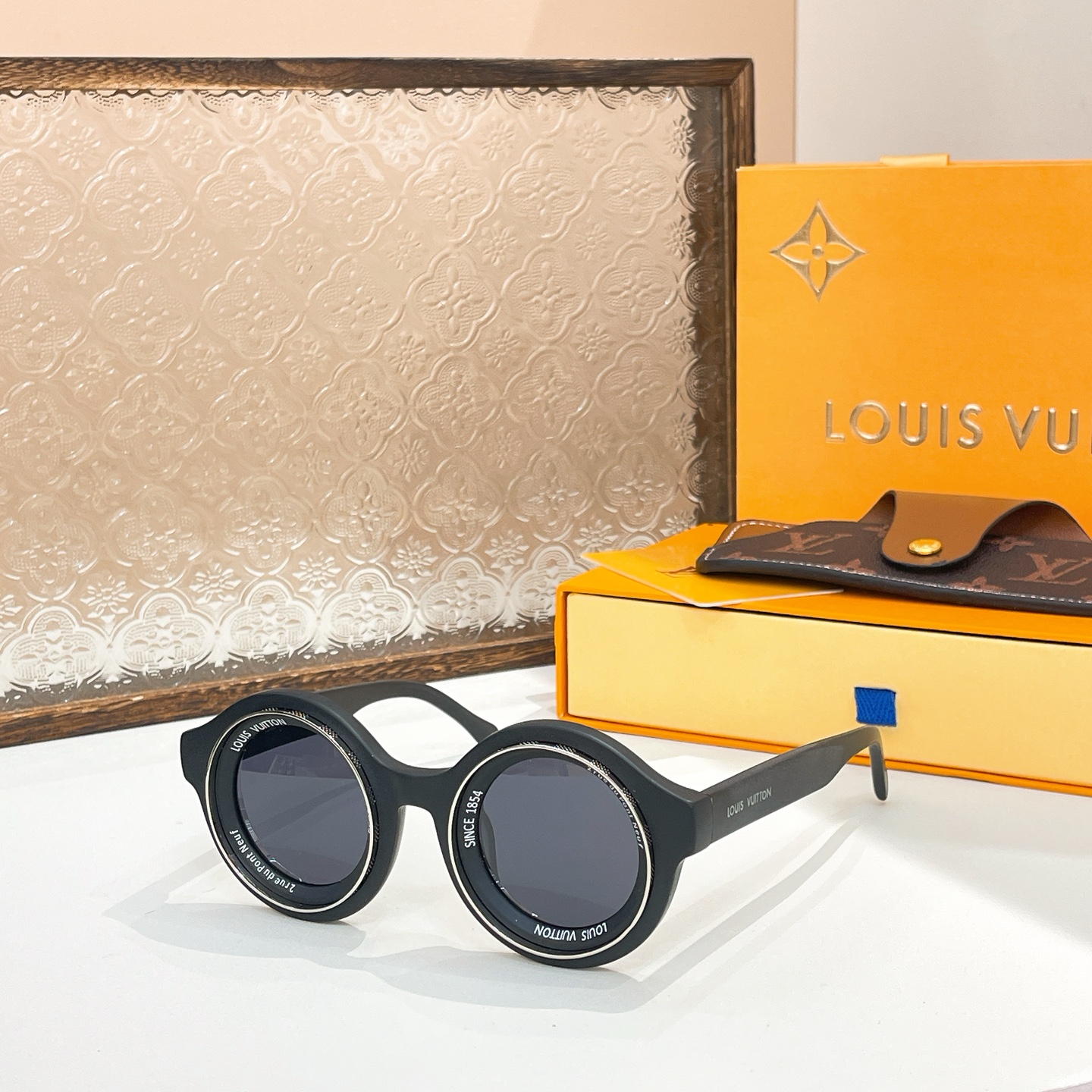 没钻 带钻
LOUIS VUITTO*🌟🌟🌟MODEL：Z2386U🌟🌟🌟SIZE：57口16-145🌟
