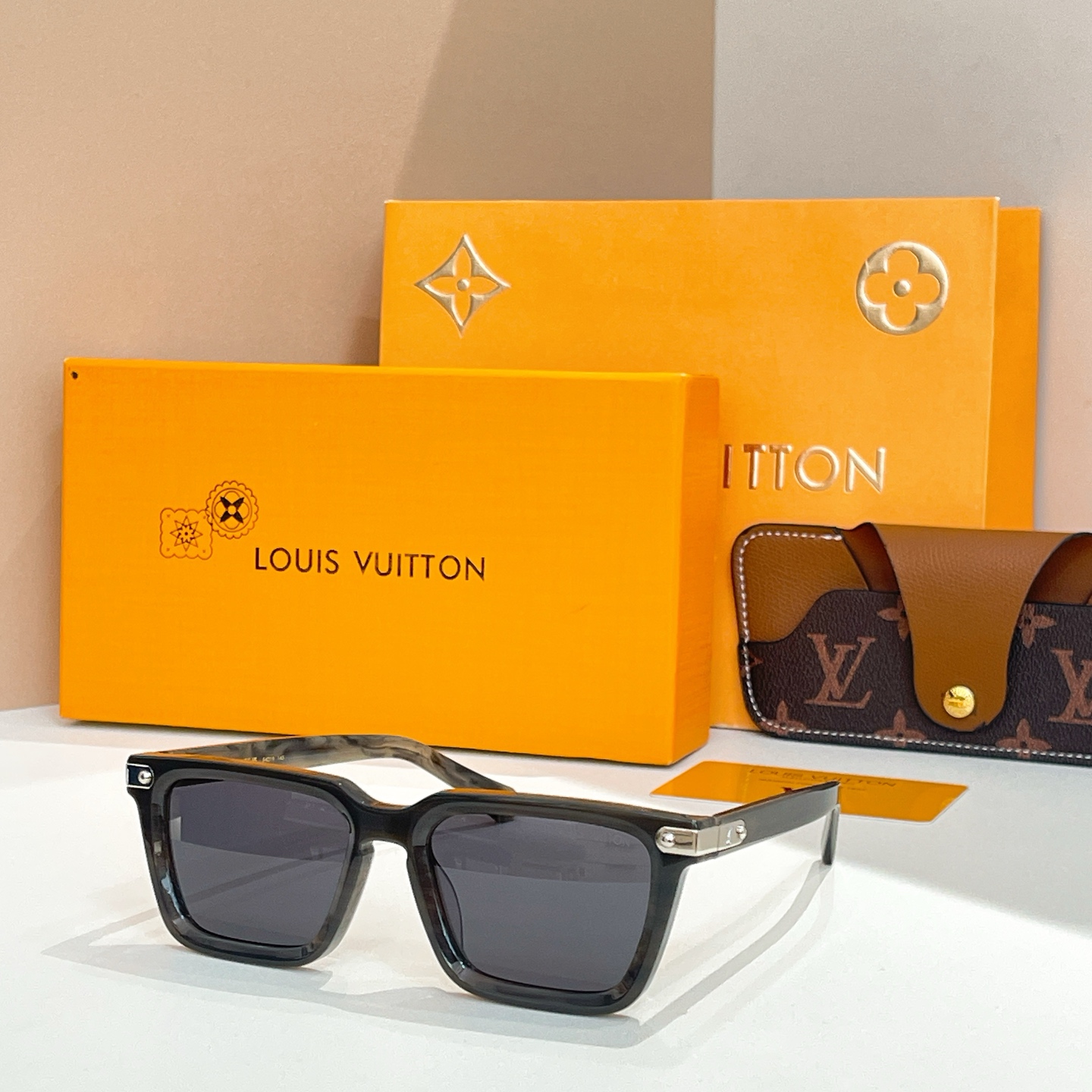 LOUIS VUITTO*🌟🌟🌟MODEL：Z1974U🌟🌟🌟SIZE：54口19-145🌟🌟🌟，变色镜