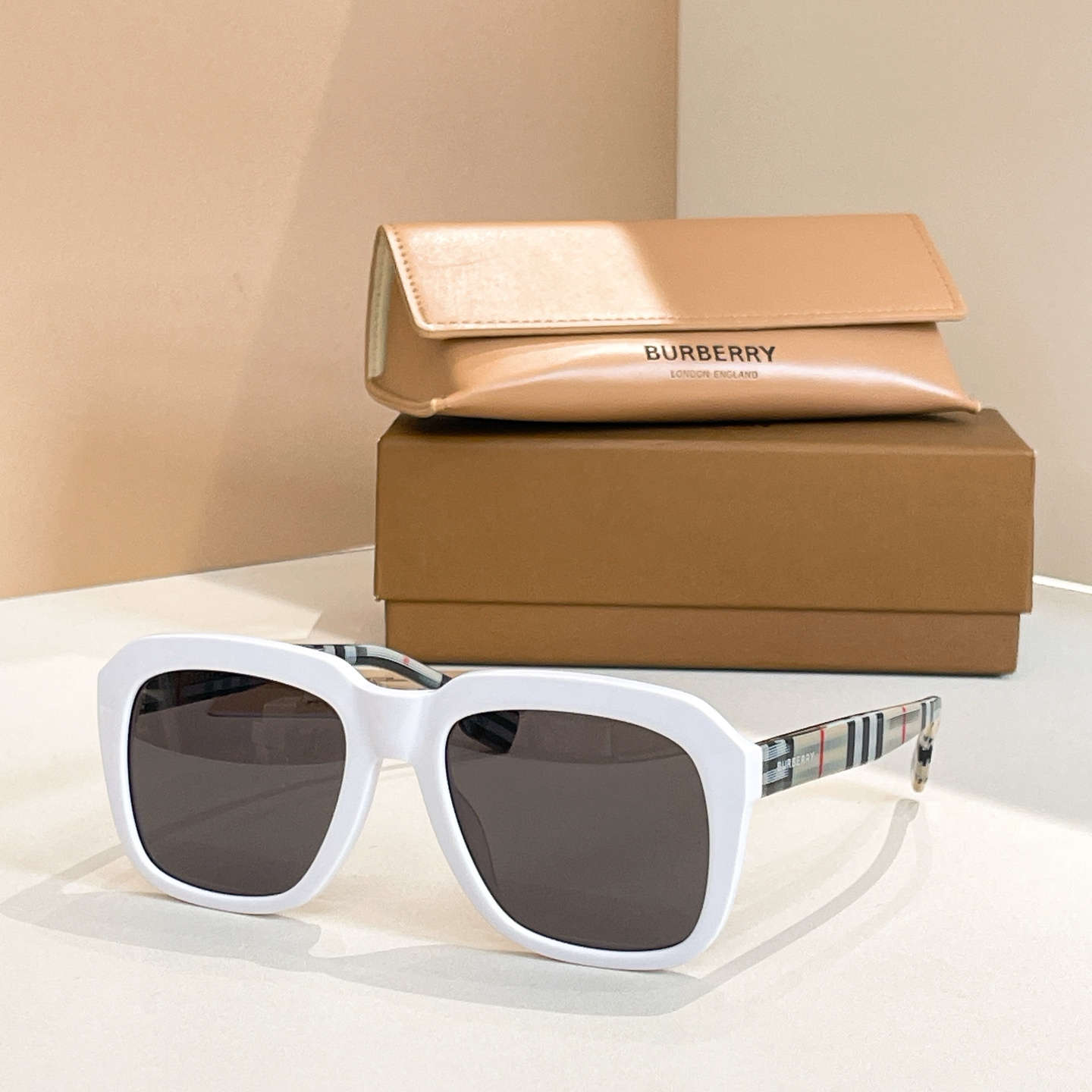 BURBERRY 太阳镜 板材 方形 白色