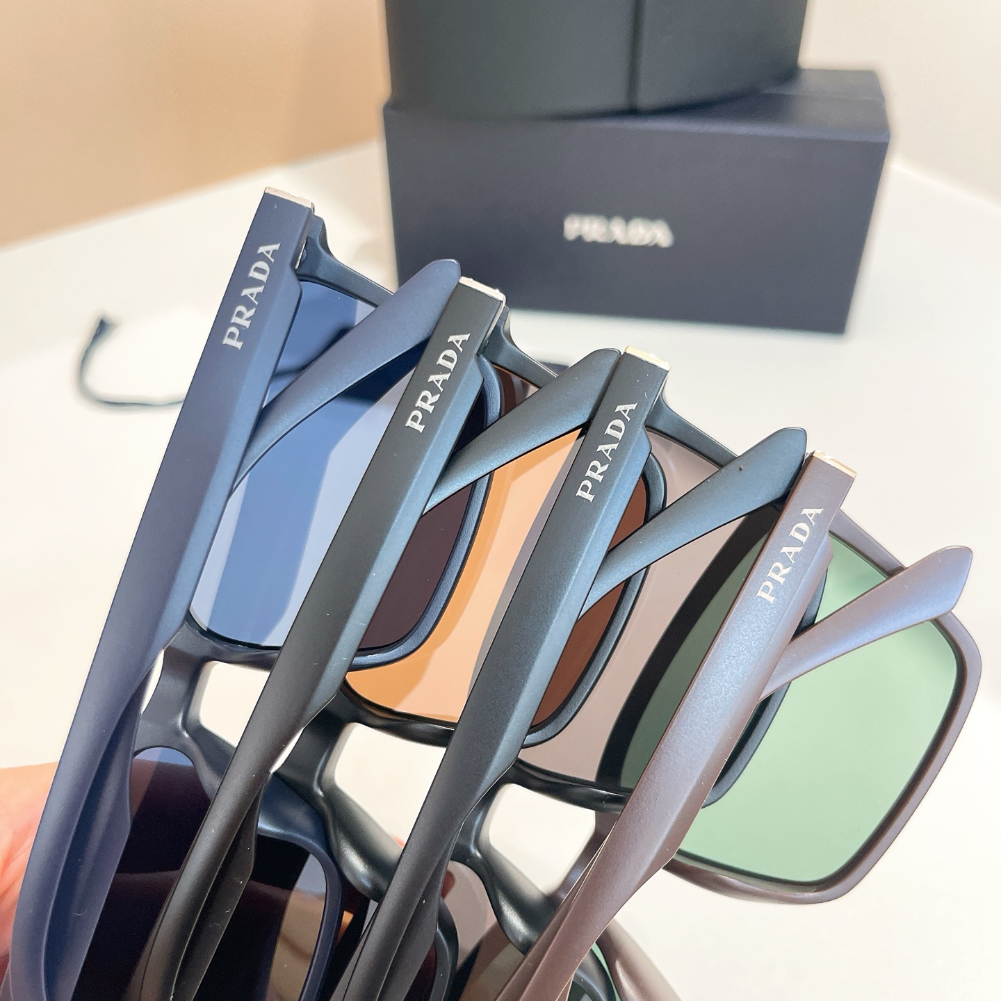 ￼ PRADA✨✨✨MODEL：PR 82YS✨✨✨SIZE：56口17-147✨✨✨ 