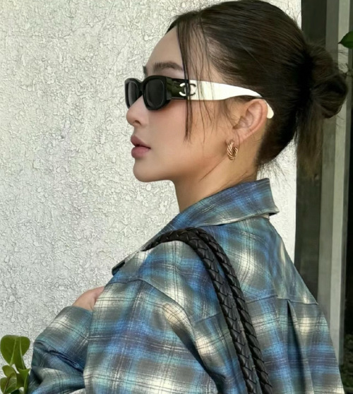 Chanel 5525B Sunglasses: Black Frame with Polarized Lenses, Stylish and Protective 1 Chanel 5525B Sunglasses: Black Frame with Polarized Lenses, Stylish and Protective