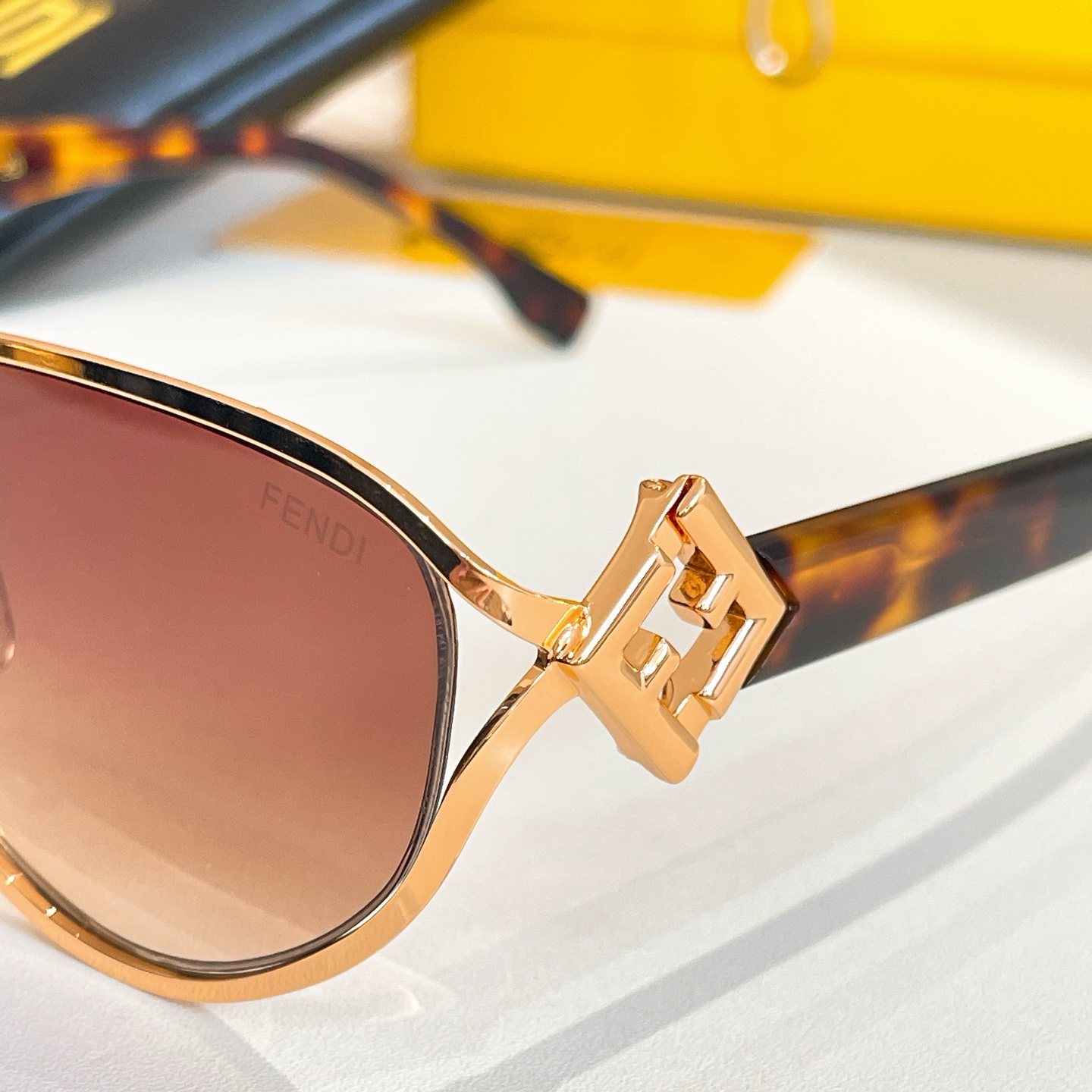 FENDI✨✨✨MODEL：FE4099✨✨ SIZE：56口18-140✨✨✨