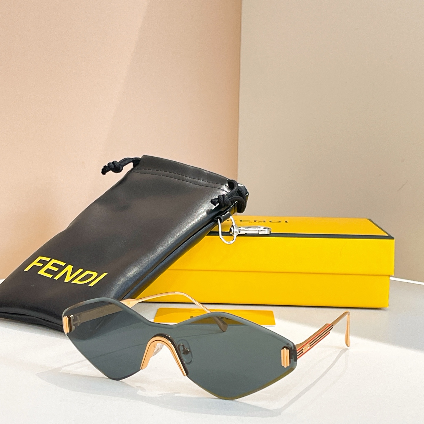 FEND*✨✨✨MODEL：FE 0440/S✨✨ SIZE：145口0-142✨✨✨