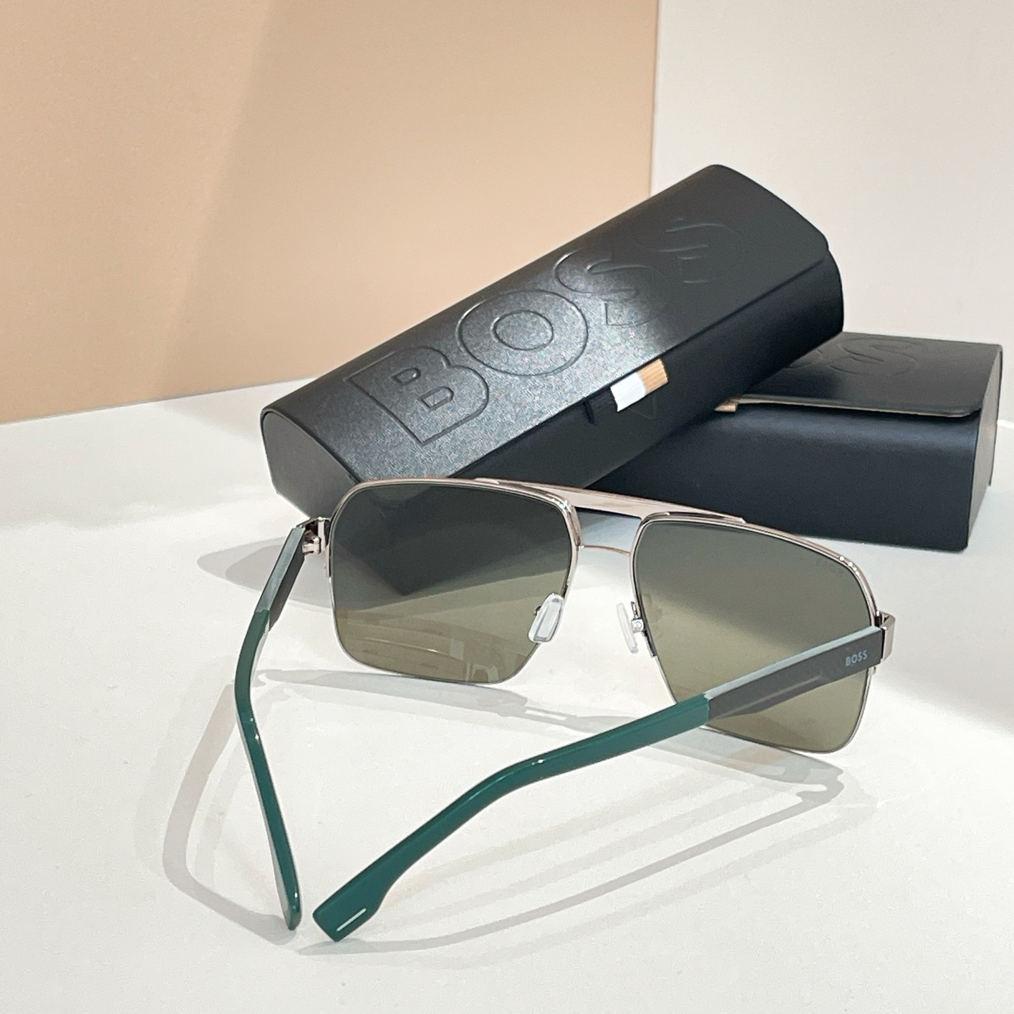 BOSS 1767 Aviator Sunglasses with Gold Frame and Gradient Purple Lenses 20 i1755948727821 8990 0 6