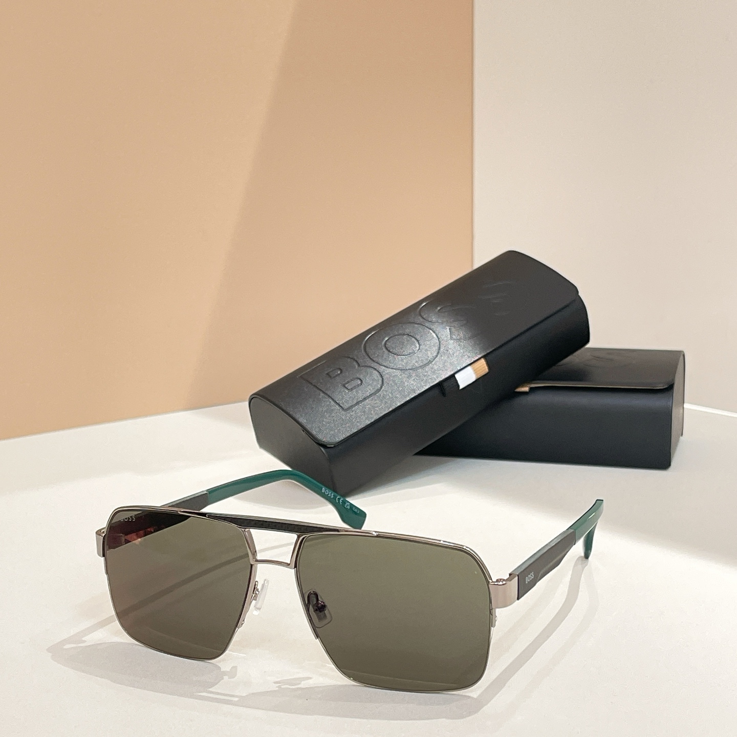 BOSS 1767 Aviator Sunglasses with Gold Frame and Gradient Purple Lenses 17 i1755948729241 3050 0 3