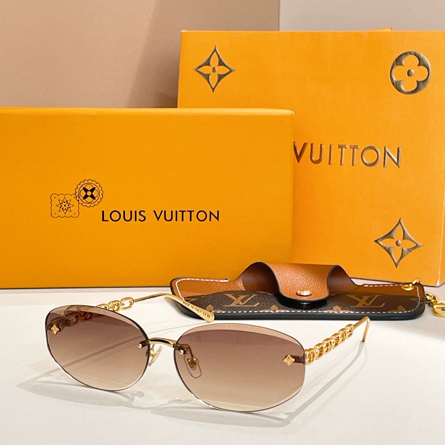 Louis Vuitton Z3016U Sunglasses, Gold Frame with Chain Detail - 6413-135 6 i1756032839202 401 0 5