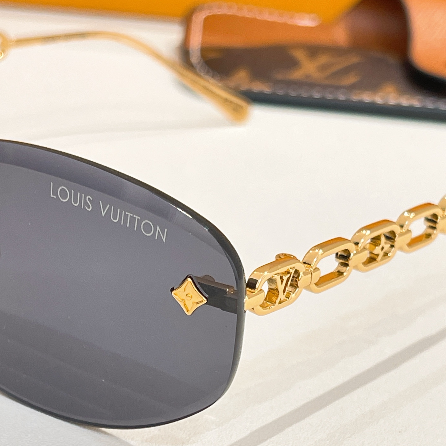 Louis Vuitton Z3016U Sunglasses, Gold Frame with Chain Detail - 6413-135 7 i1756032845170 2790 0 6