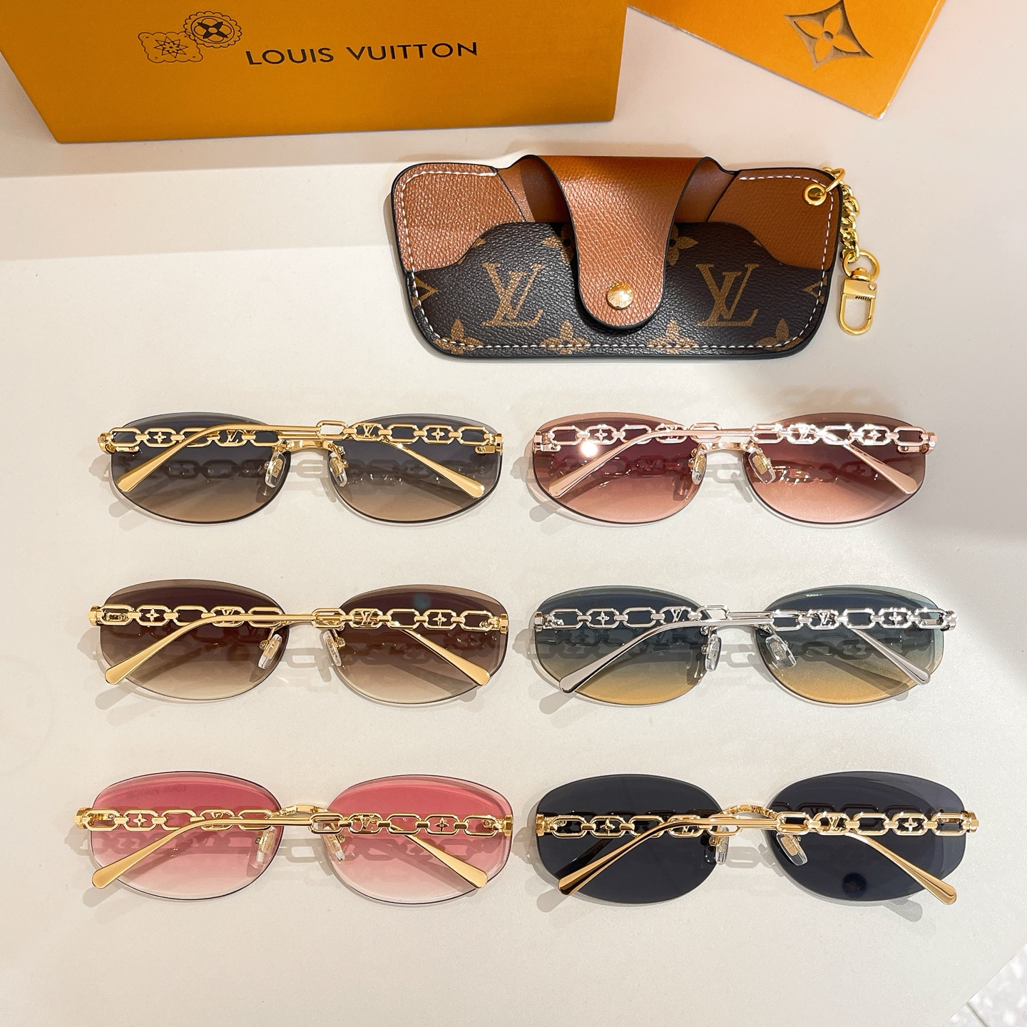 Louis Vuitton Z3016U Sunglasses, Gold Frame with Chain Detail - 6413-135 9 i1756032845175 8287 0 8