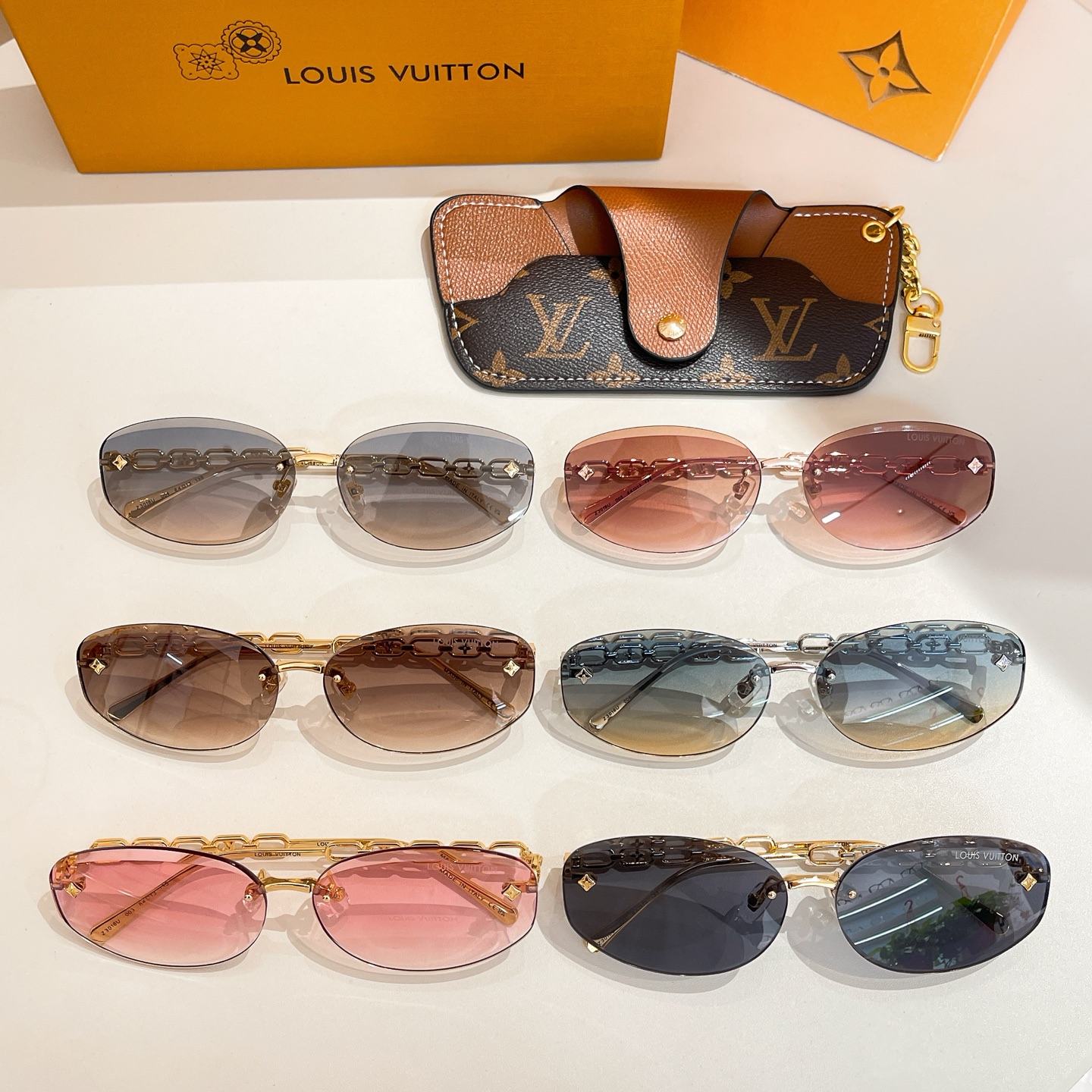 Louis Vuitton Z3016U Sunglasses, Gold Frame with Chain Detail - 6413-135 8 i1756032845221 1375 0 7
