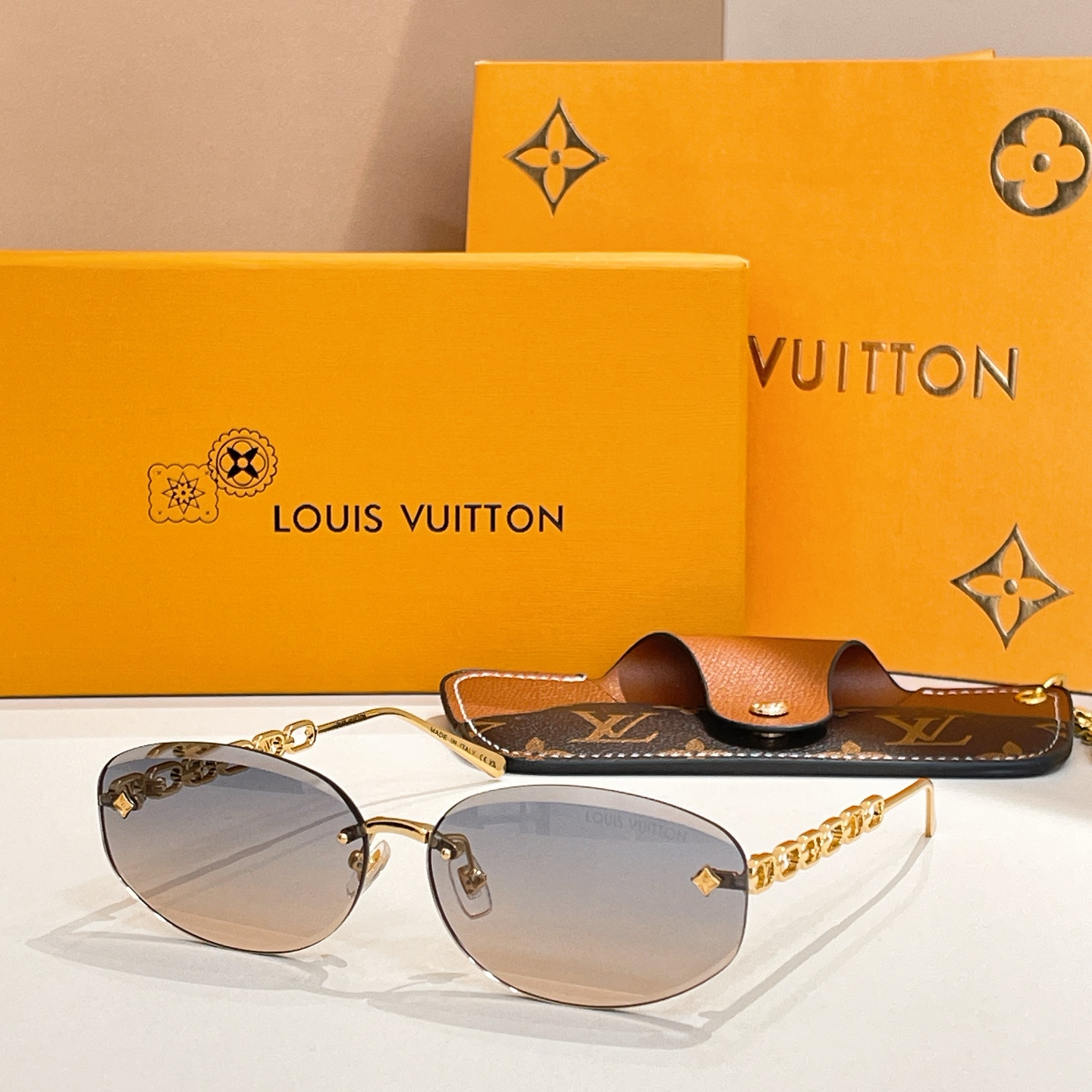 Louis Vuitton Z3016U Sunglasses, Gold Frame with Chain Detail - 6413-135 5 i1756032856963 3903 0 4