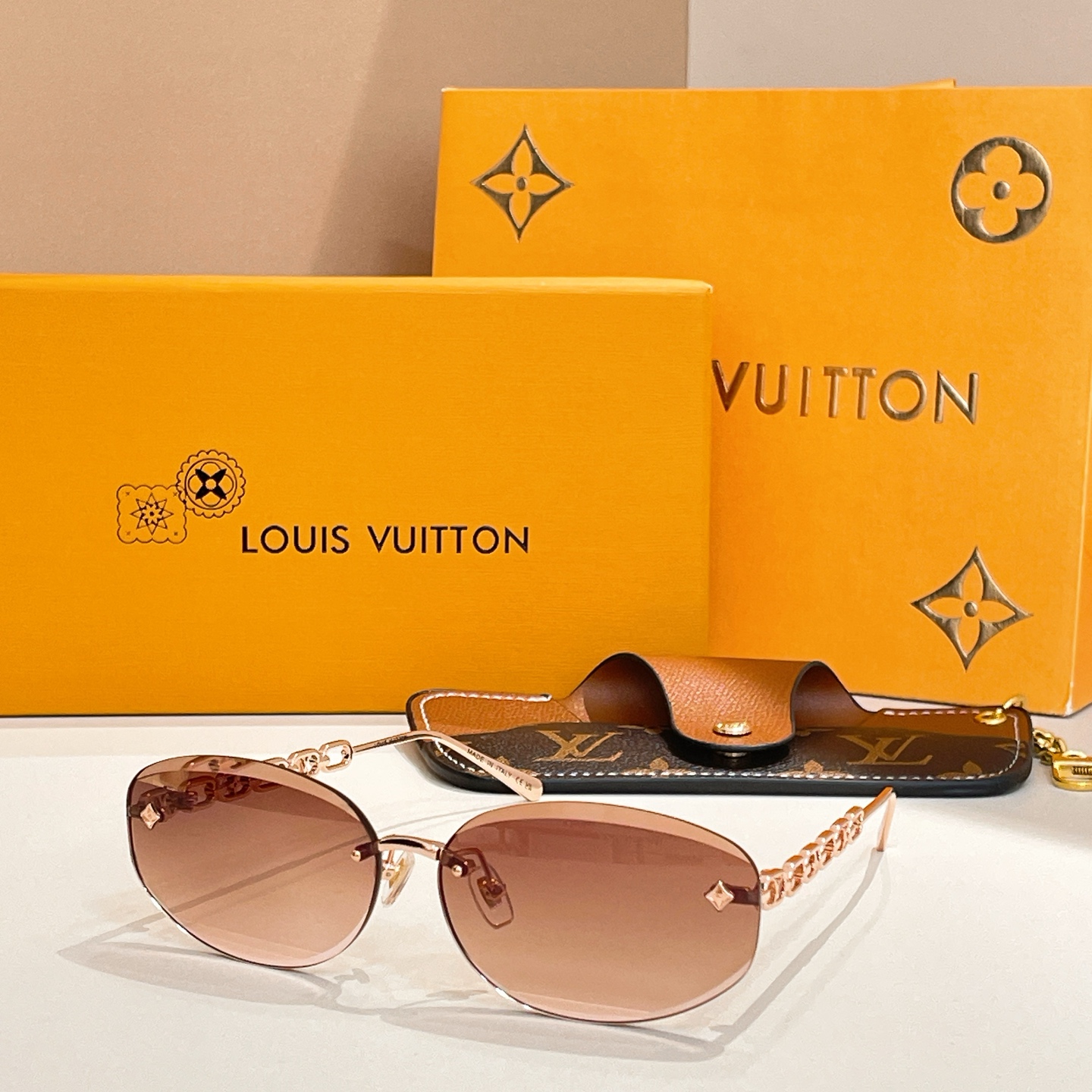 Louis Vuitton Z3016U Sunglasses, Gold Frame with Chain Detail - 6413-135 4 i1756032858486 2894 0 3