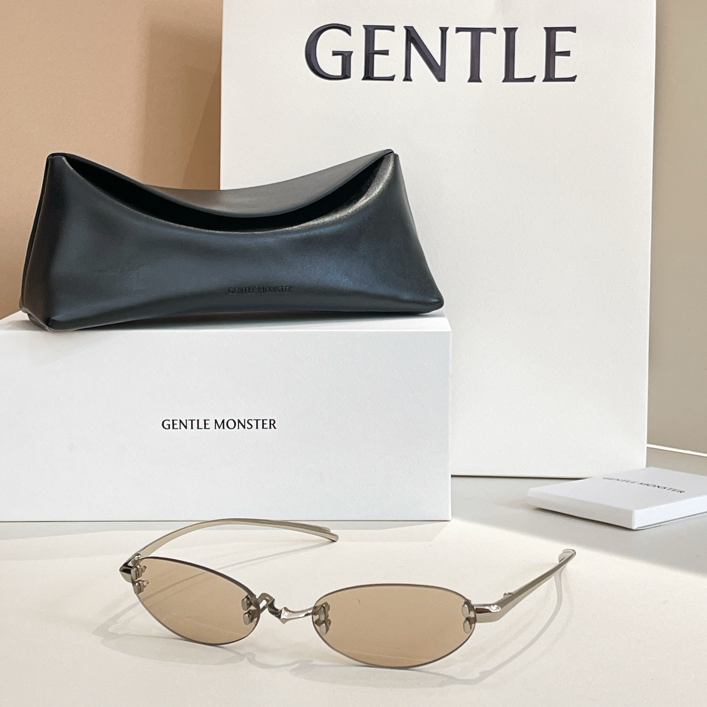 GENTLE MONSTE*🐼🐼🐼MODEL：FURI 🐼🐼🐼SIZE：57口19-135🐼🐼🐼钛～